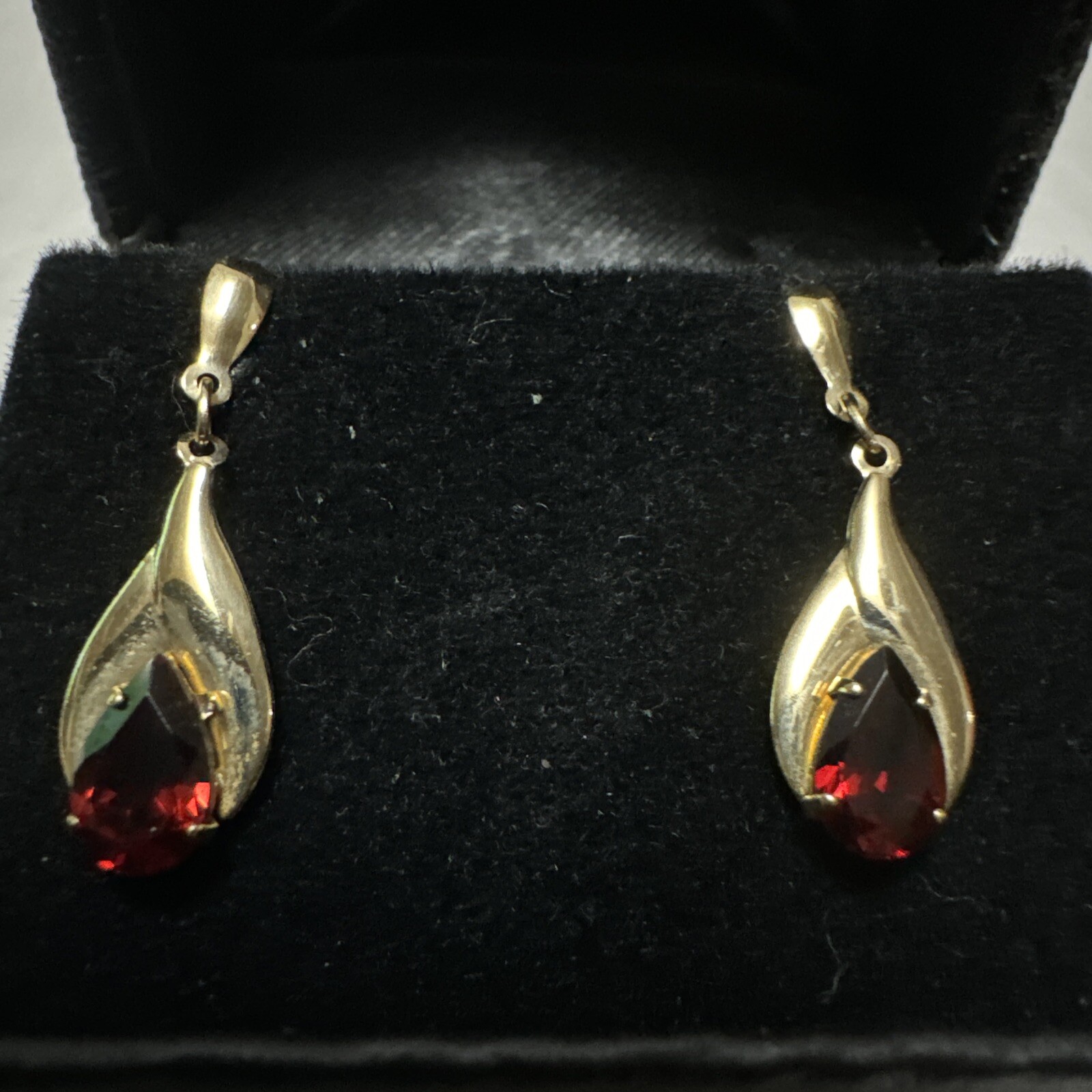 Belk & Co. 14K Garnet Teardrop Dangle Earings . Stamped 585 ZZ