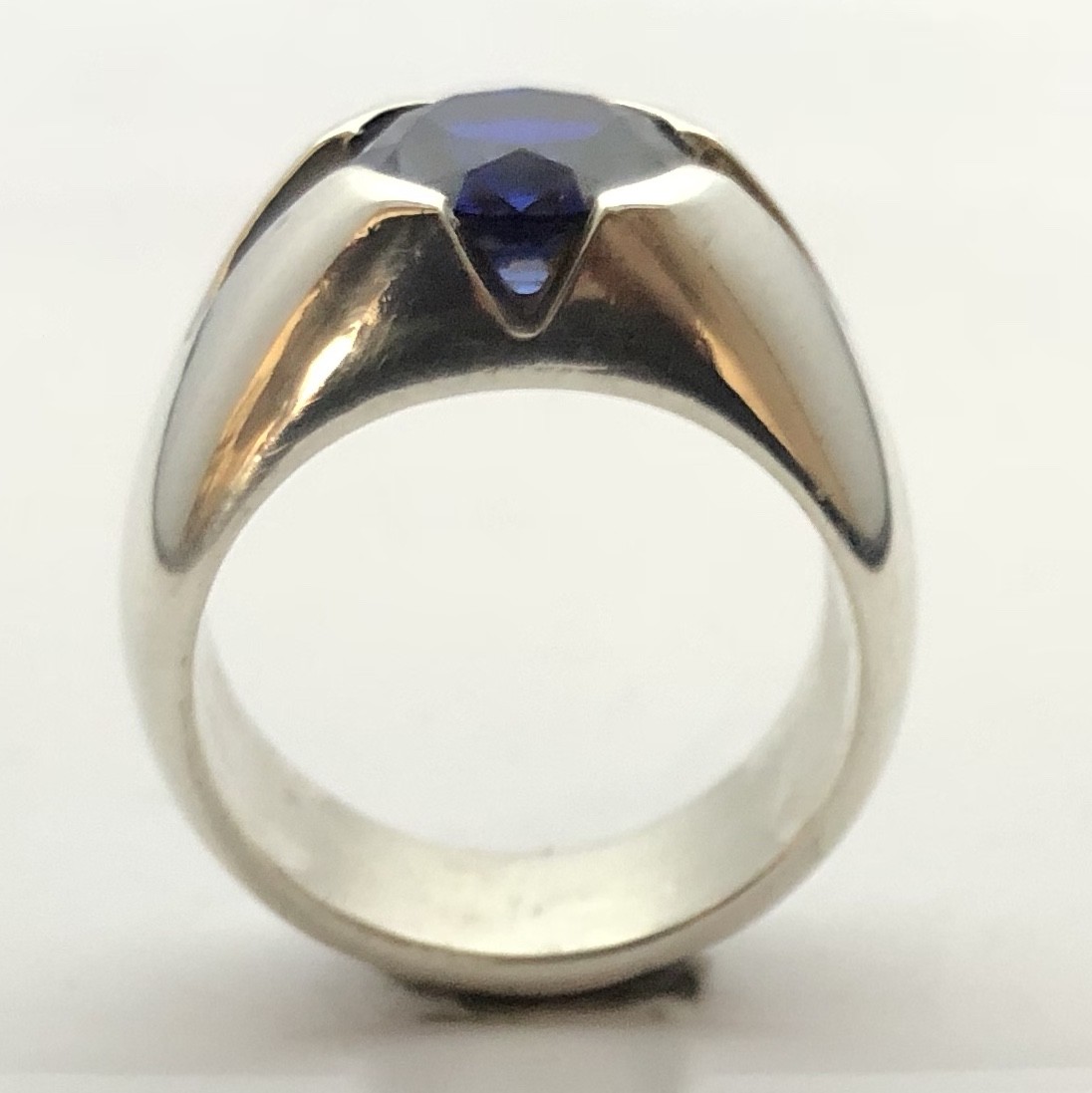 MJG STERLING SILVER MEN’S RING-V GROOVE. 10MM LAB SAPPHIRE. . SIZE 10