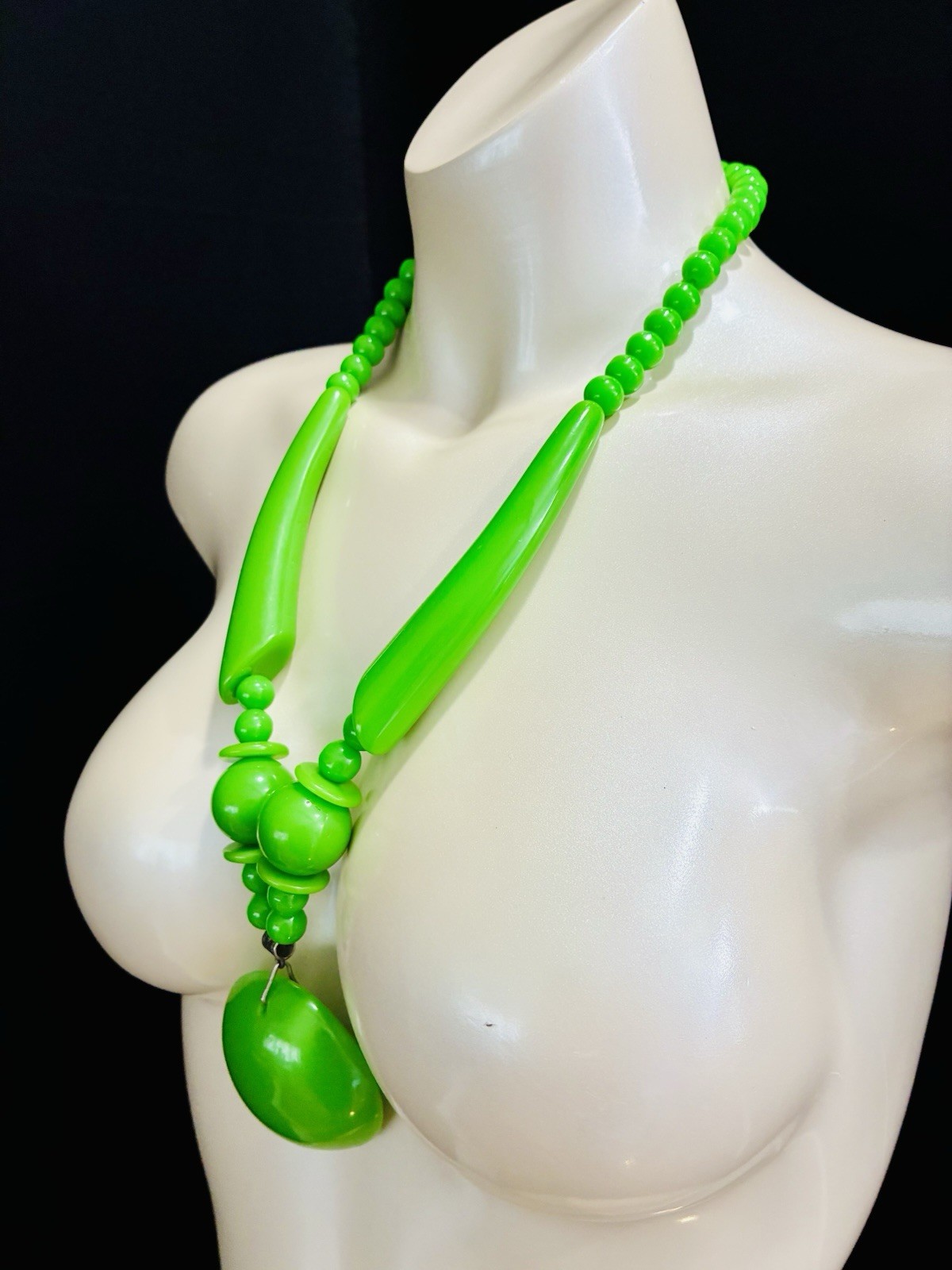 Green Plastic Beaded Statement Necklace, Round Pendant, Adjustable, No Stone