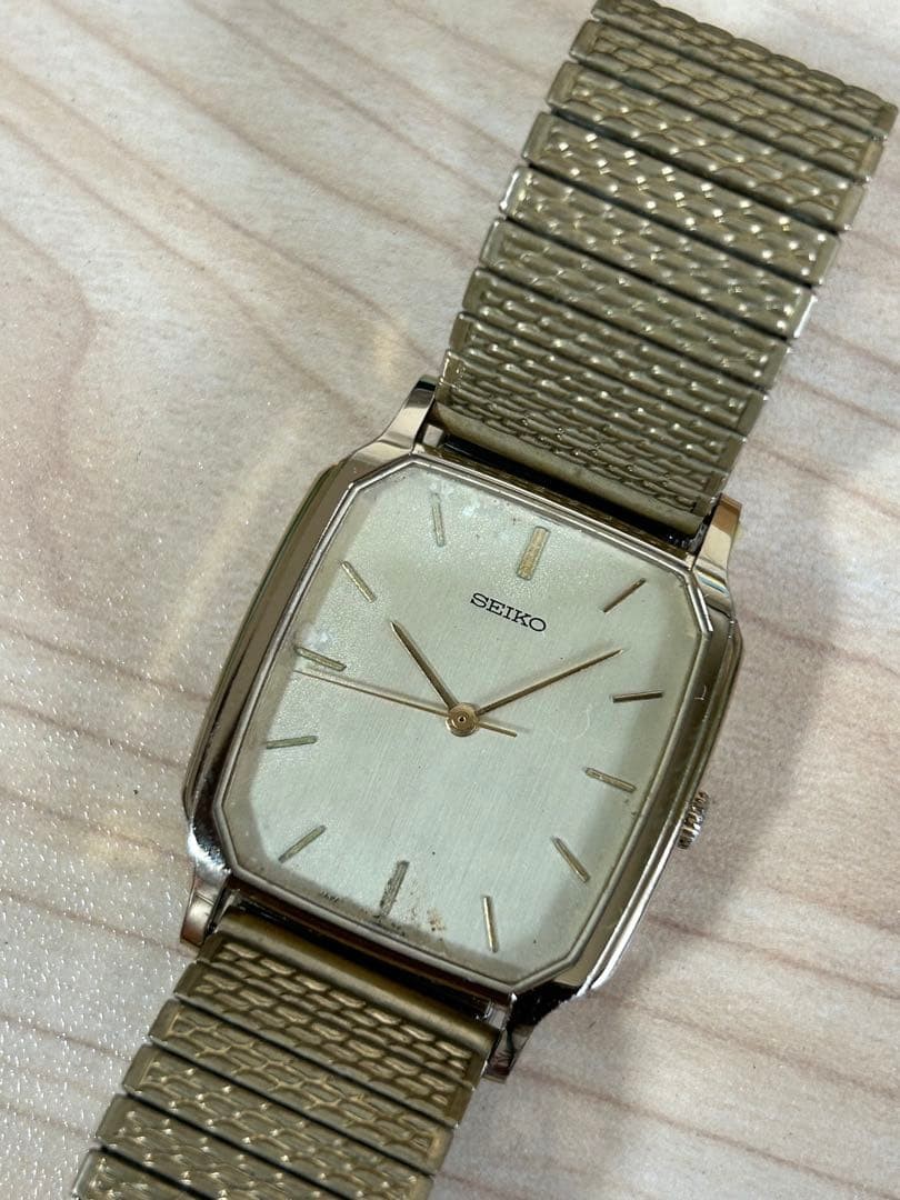 SEIKO quartz watch, nickel alloy case, gold color, working condition.