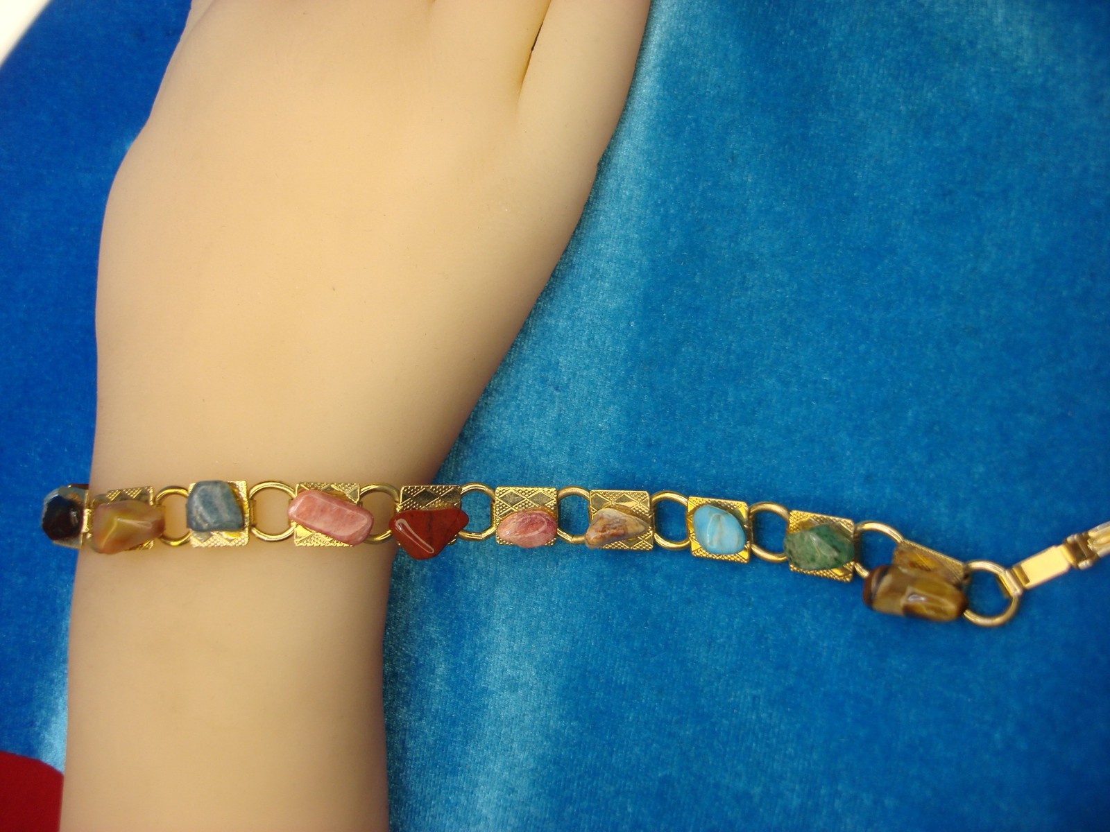 GOLD TONE BRACELET WITH 11 DIFF. NATURAL GEMSTONES – 7″ – PRETTY
