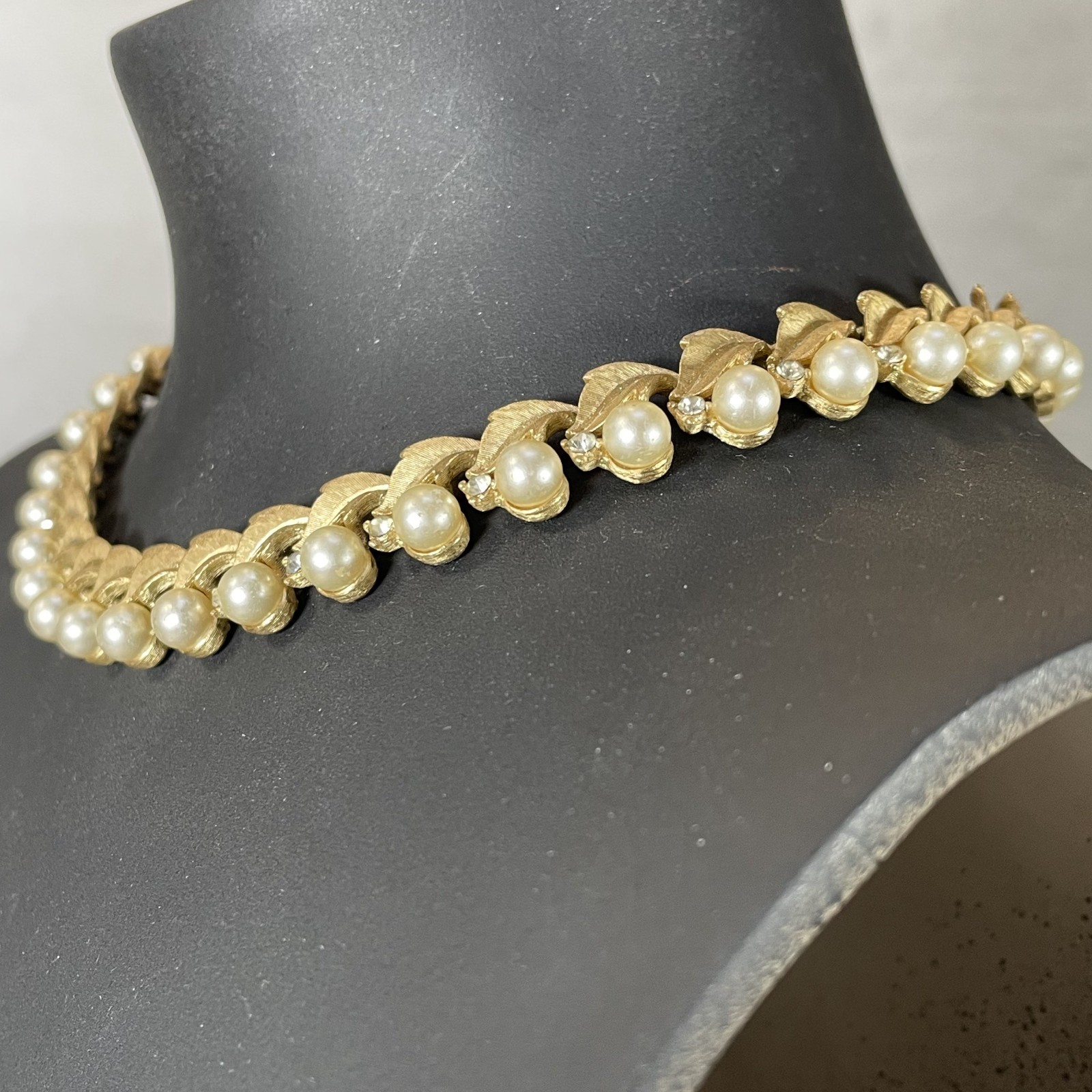 Vintage Trifari Gold Tone Leaf Faux Pearl Rhinestone Choker Necklace Signed 12″