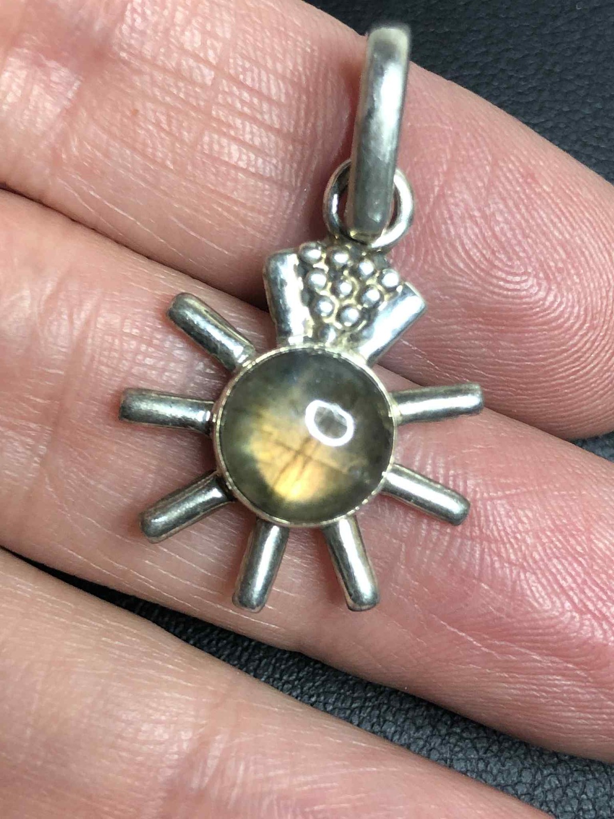 8052 VNTG Sterling 925 (unmarked) Labradorite Starburst artisan pendant 3.7g