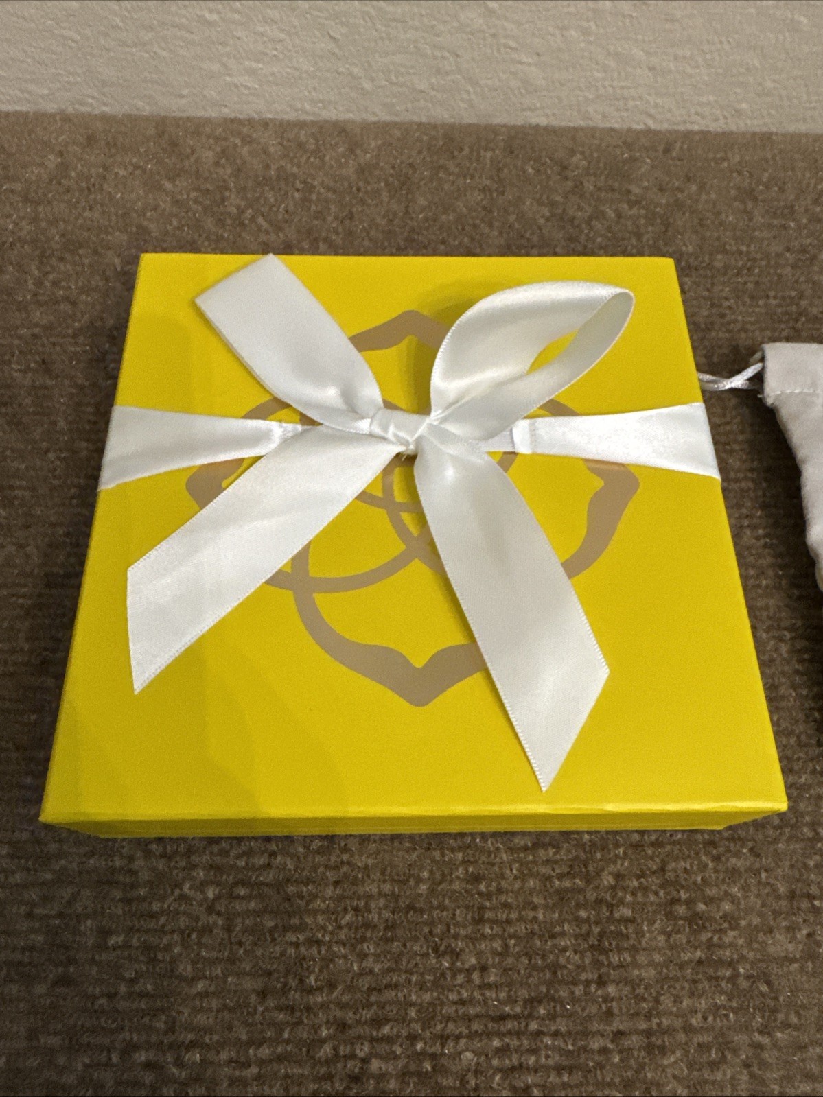 Kendra Scott Large Yellow Gift Box w/ White Bow Empty Magnetic Closure 6.25″