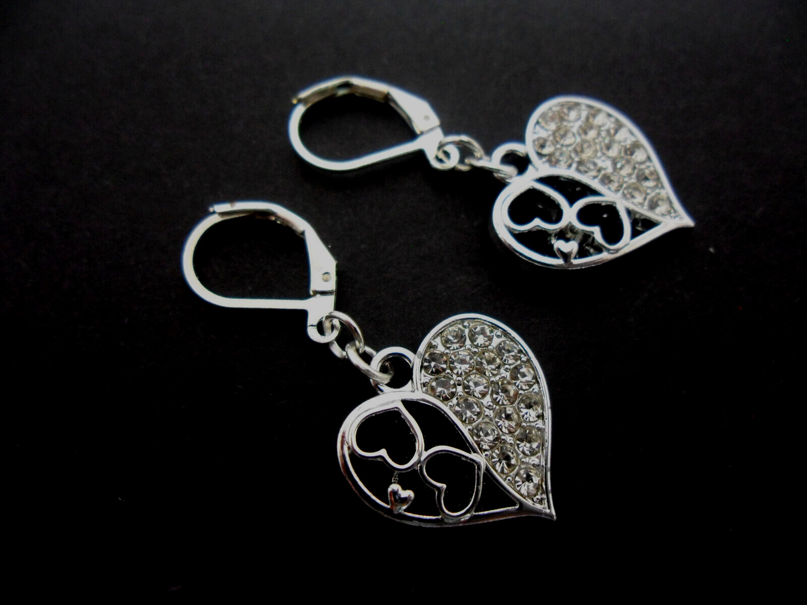 A PAIR OF PRETTY RHINESTONE/DIAMANTE HEART DANGLY LEVERBACK HOOK EARRINGS. NEW.
