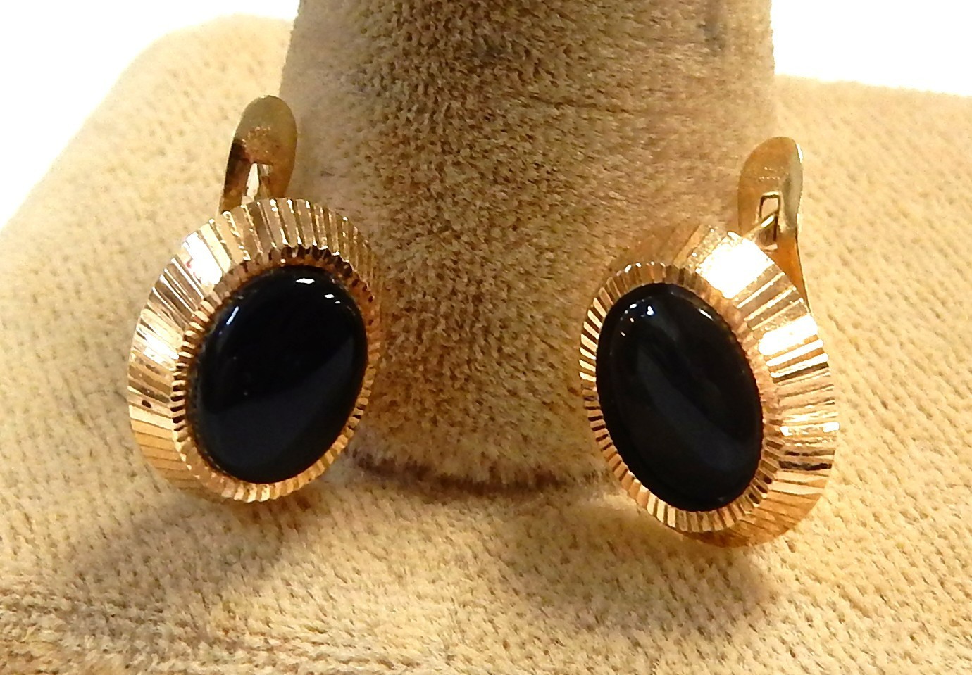 14K Yellow Gold Lined Laser Cut Black Onyx English Lock Earrings 11x9mm