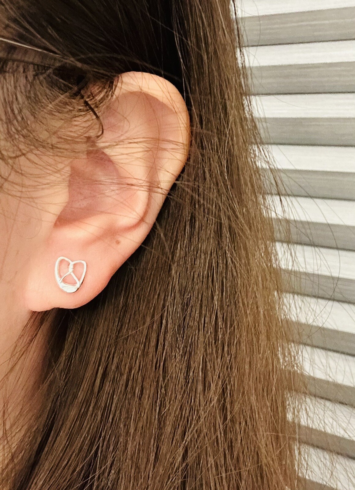1 Pair of 925 sterling Silver Croissant Pretzel AB Stud Earrings
