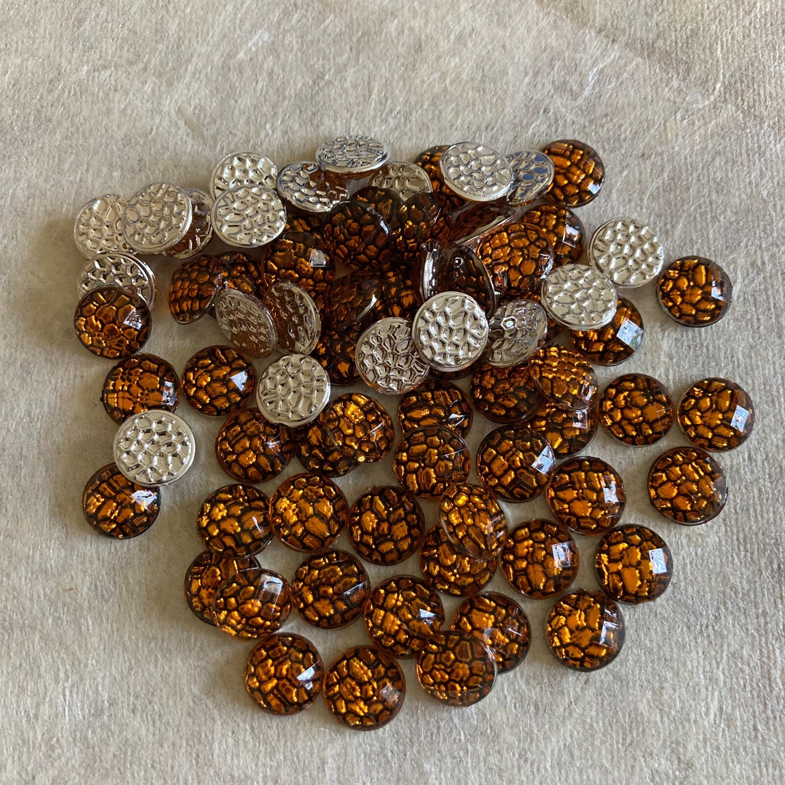 N274 Vintage plastic cabochons 10.2mm round orange snakeskin silver foil (72)