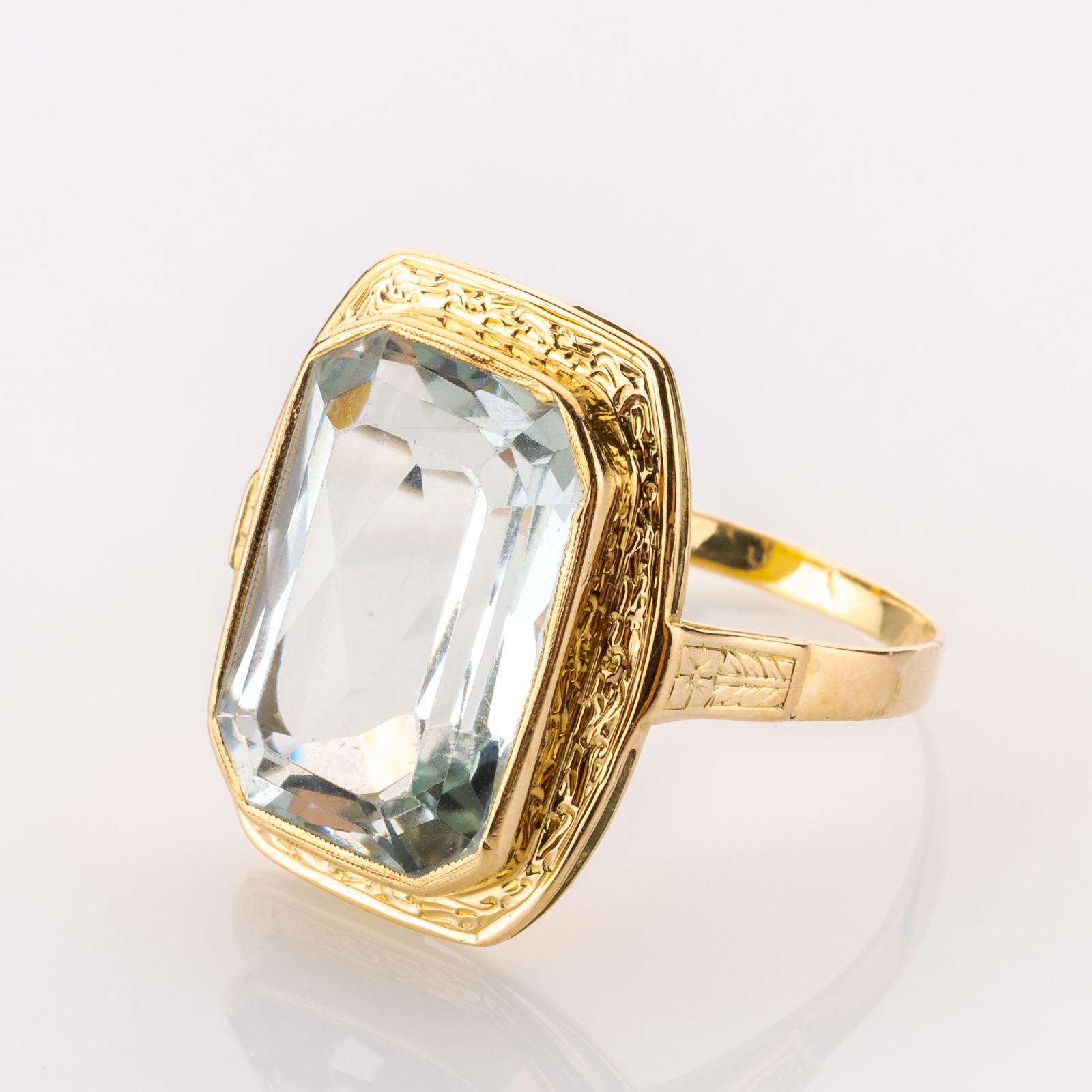 Vintage 14k gold ring with an aquamarine