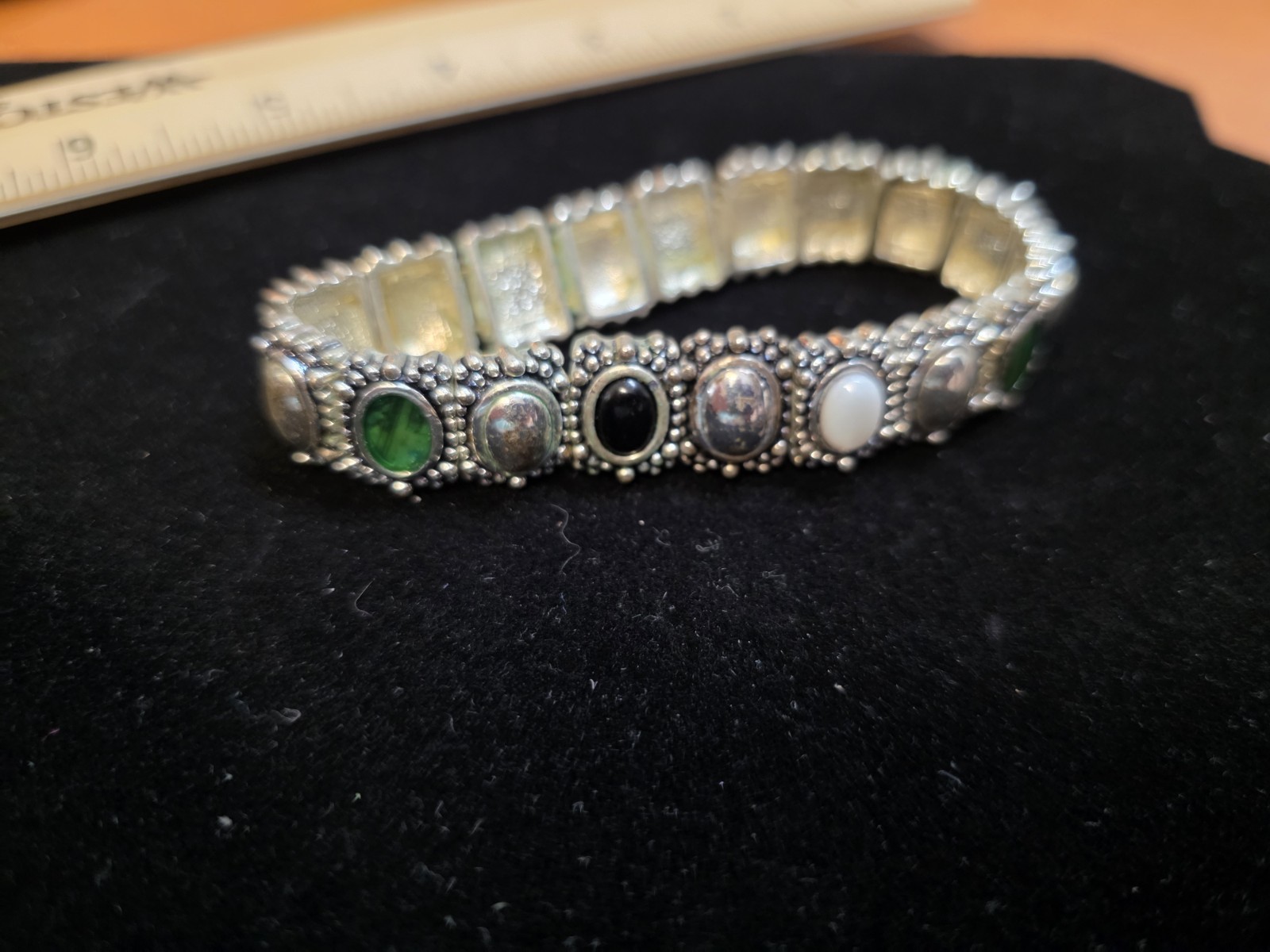 BEAUTIFUL SILVER BLACK GREEN ‘CABOCHON’ STRETCH BRACELET