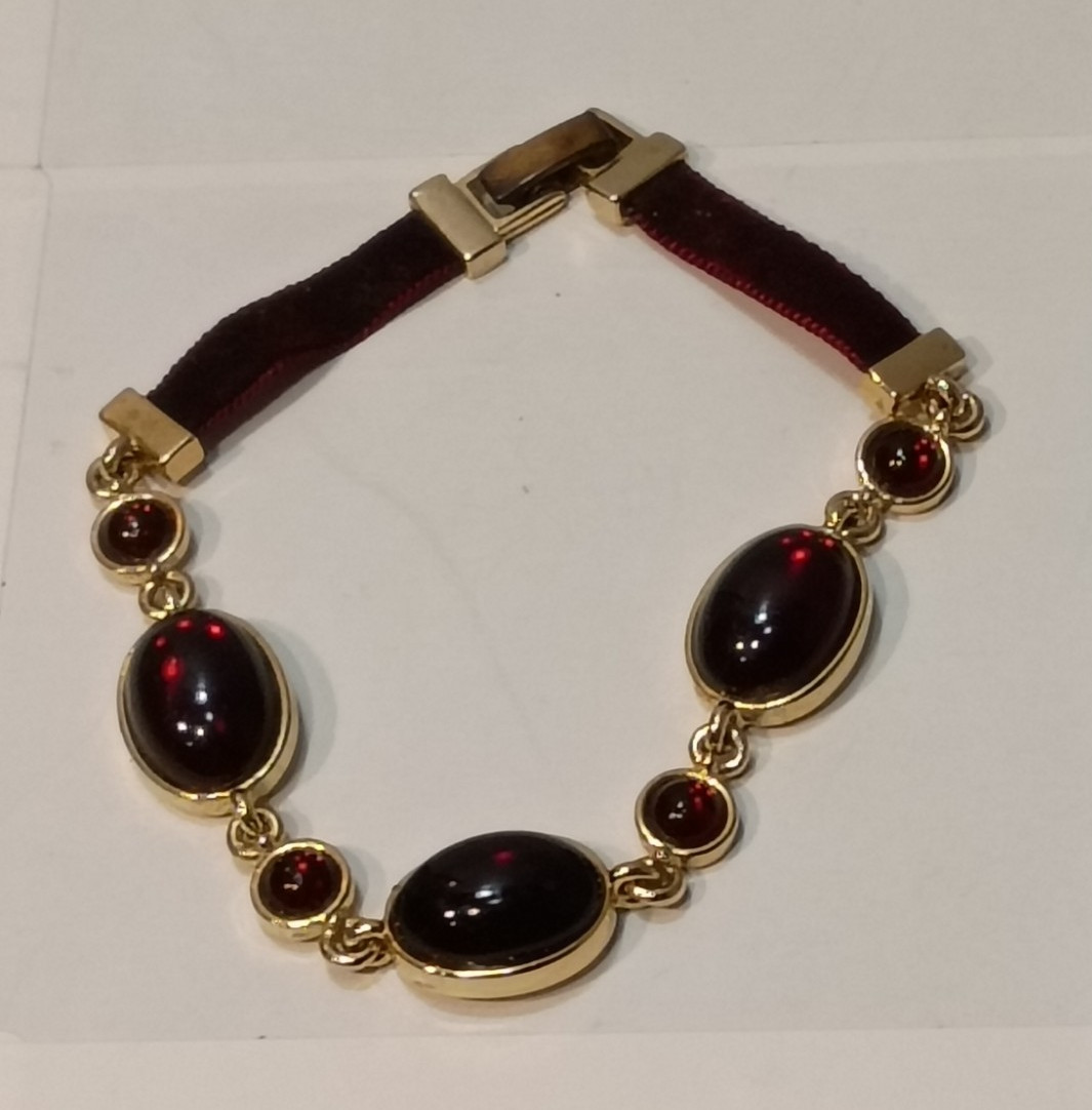 Gold Tone Signed Chain Bracelet 9 Oval Burgundy Cabochons Bezel Box Clasp