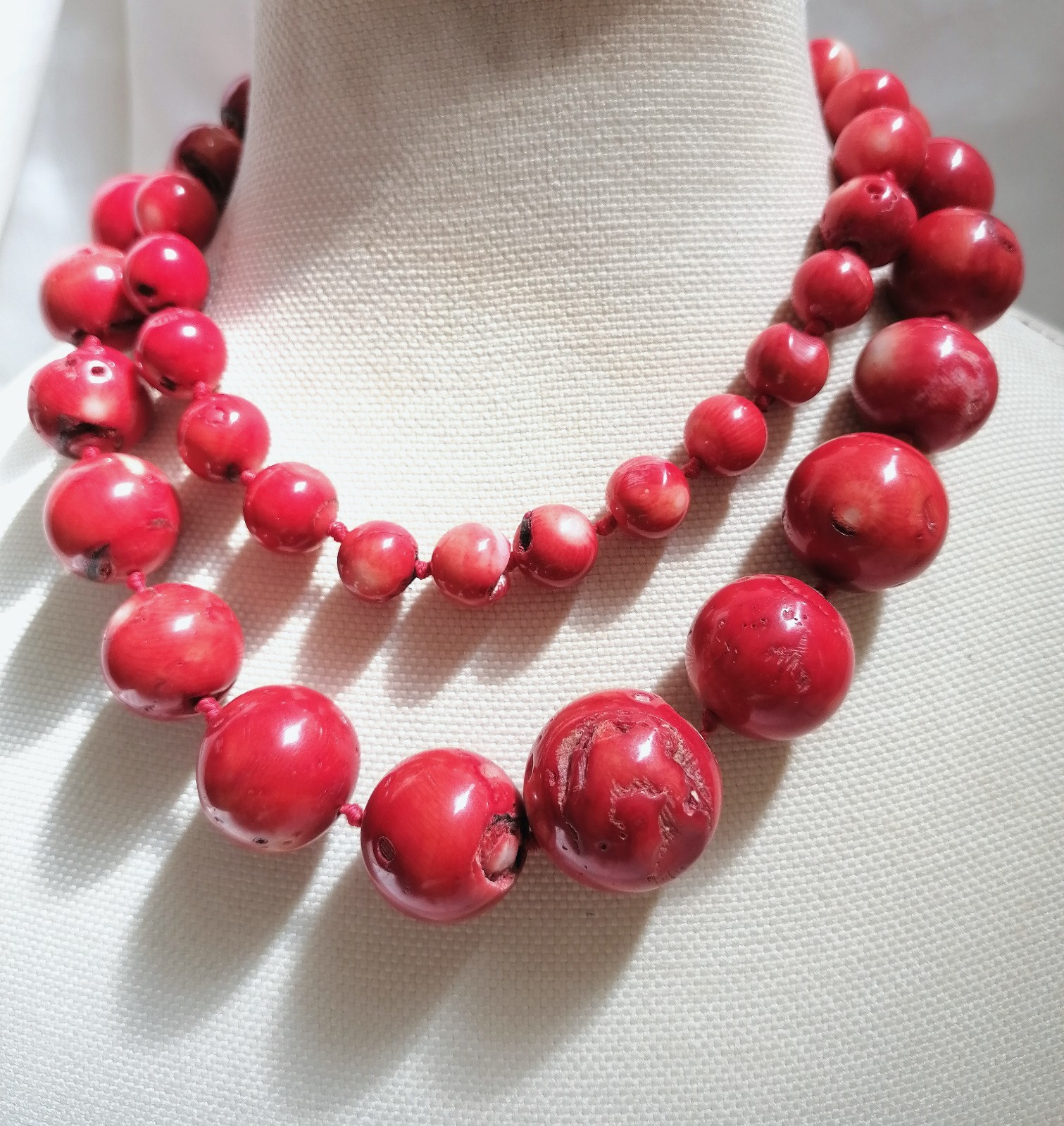 SPECTACULAR RED BAMBOO CORAL MAXI BALL CLIMBING NECKLACE, NEW.