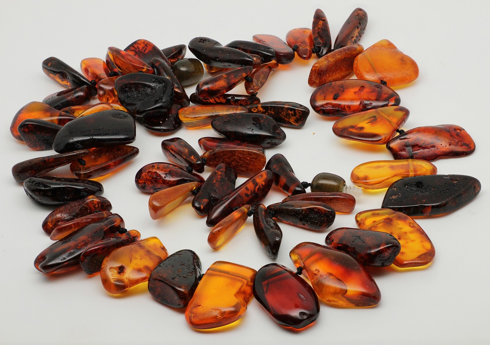 BALTIC AMBER NECKLACE 47 cm (18.5 in), 40.8 g (1.44 oz). FEW PIECES WITH INSECTS