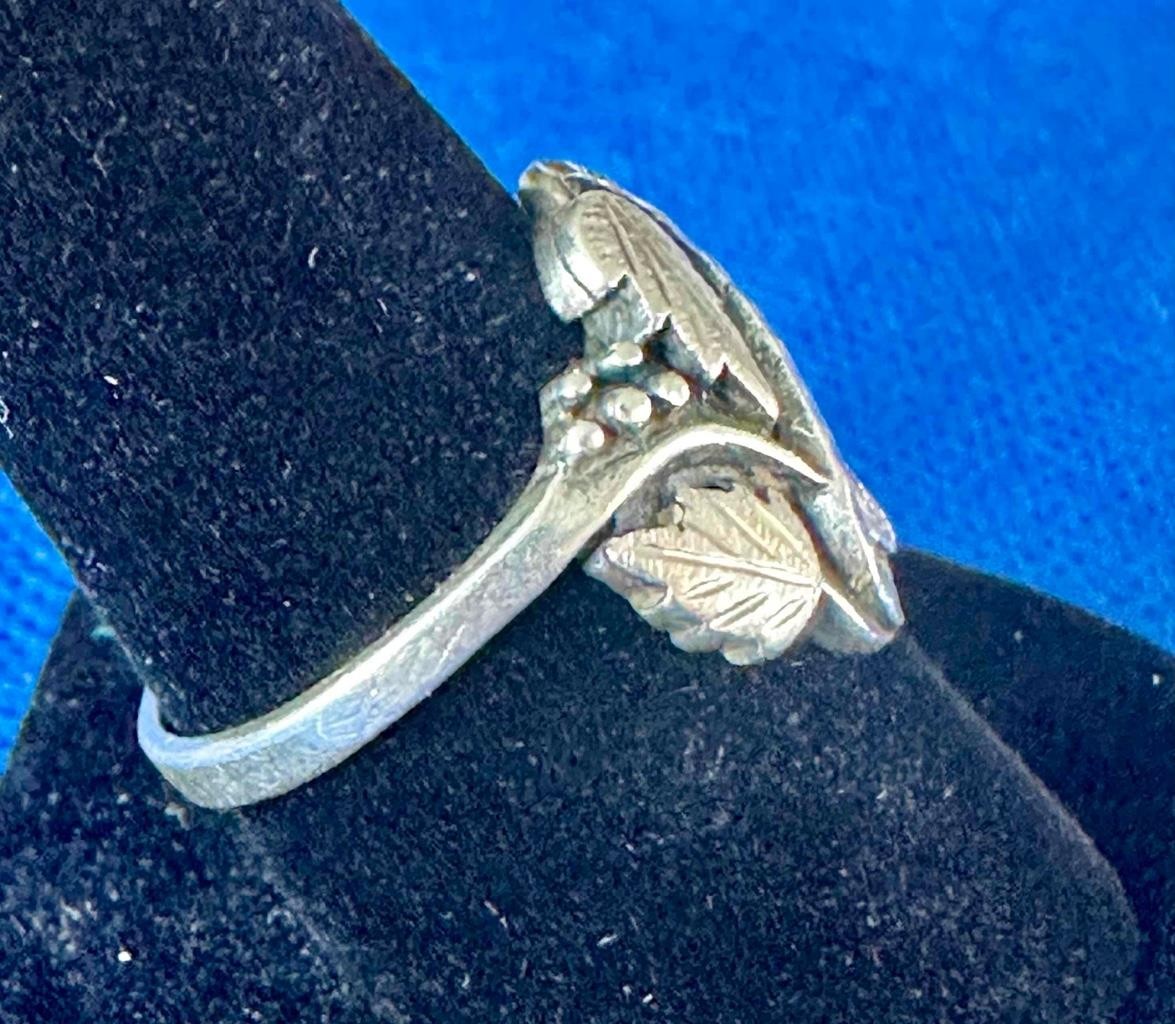 Wheeler Manufacturing Co Sterling Silver Leaf & Grape Decorated Ring Size 9.5