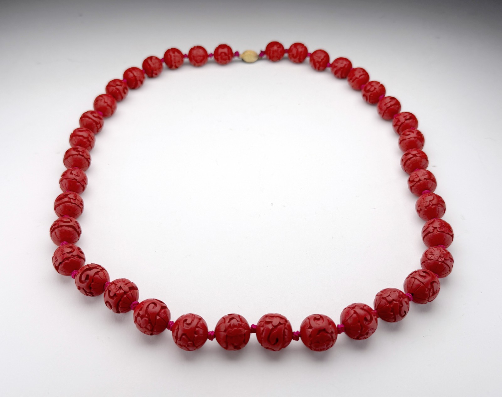 Vtg Chinese Export Red Cinnabar Carved Lacquer Bead Necklace 28″ Hand Knotted