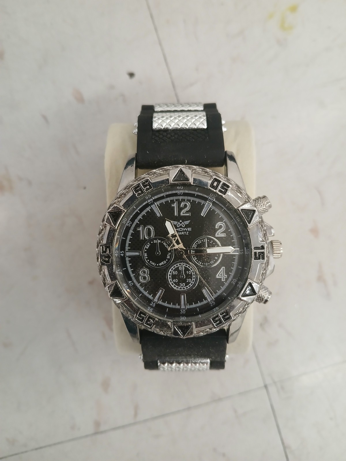 Howe Quartz Men’s Analog Quartz Watch Black Dial Silver Case Rubber Strap