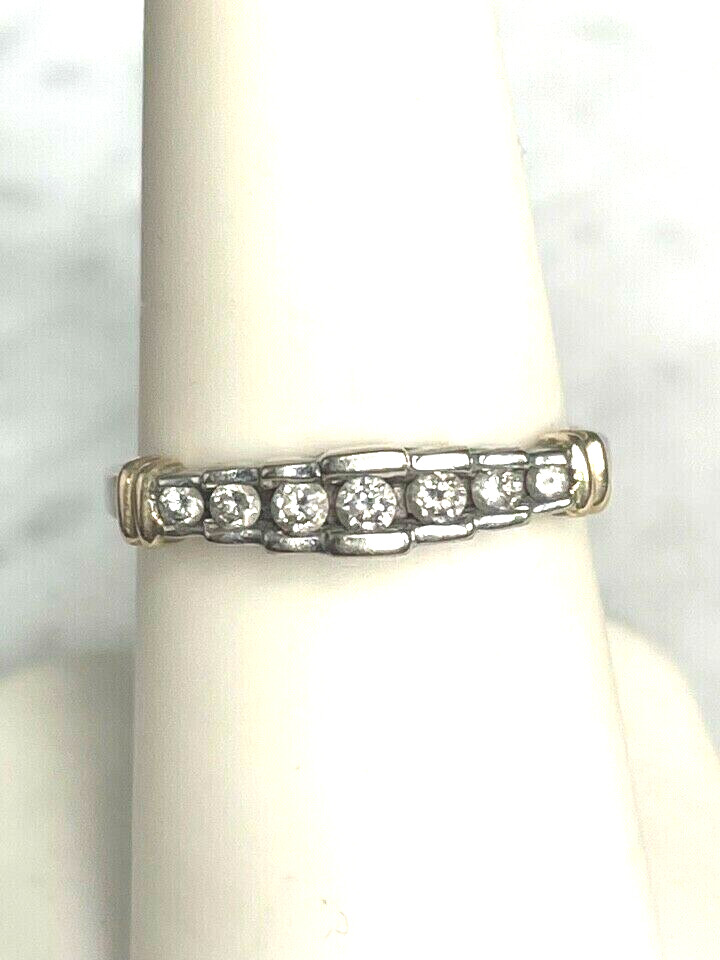 WHITE/YELLOW GOLD & 0.2 CARAT DIAMOND RING SIZE 7