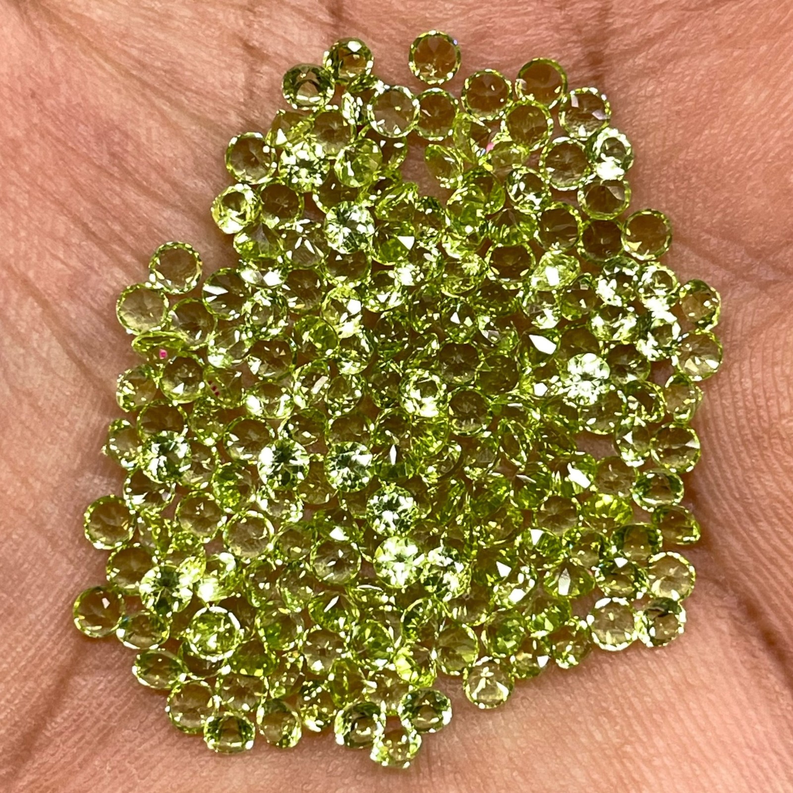 VVS 50 Pcs Natural Peridot 2.75mm Round Diamond Cut Loose Untreated Gemstones