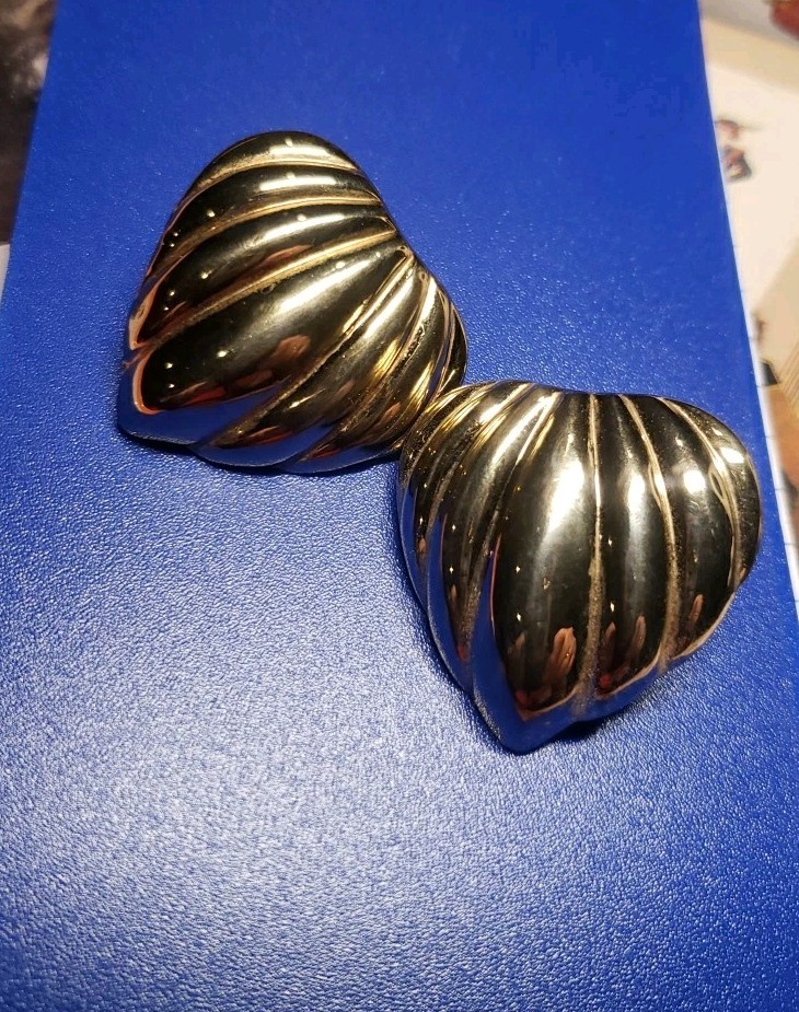 Gold-tone Hollow Stud Pierced Earrings Light Weight Leaf/heart Shape 1.25″x1.25″