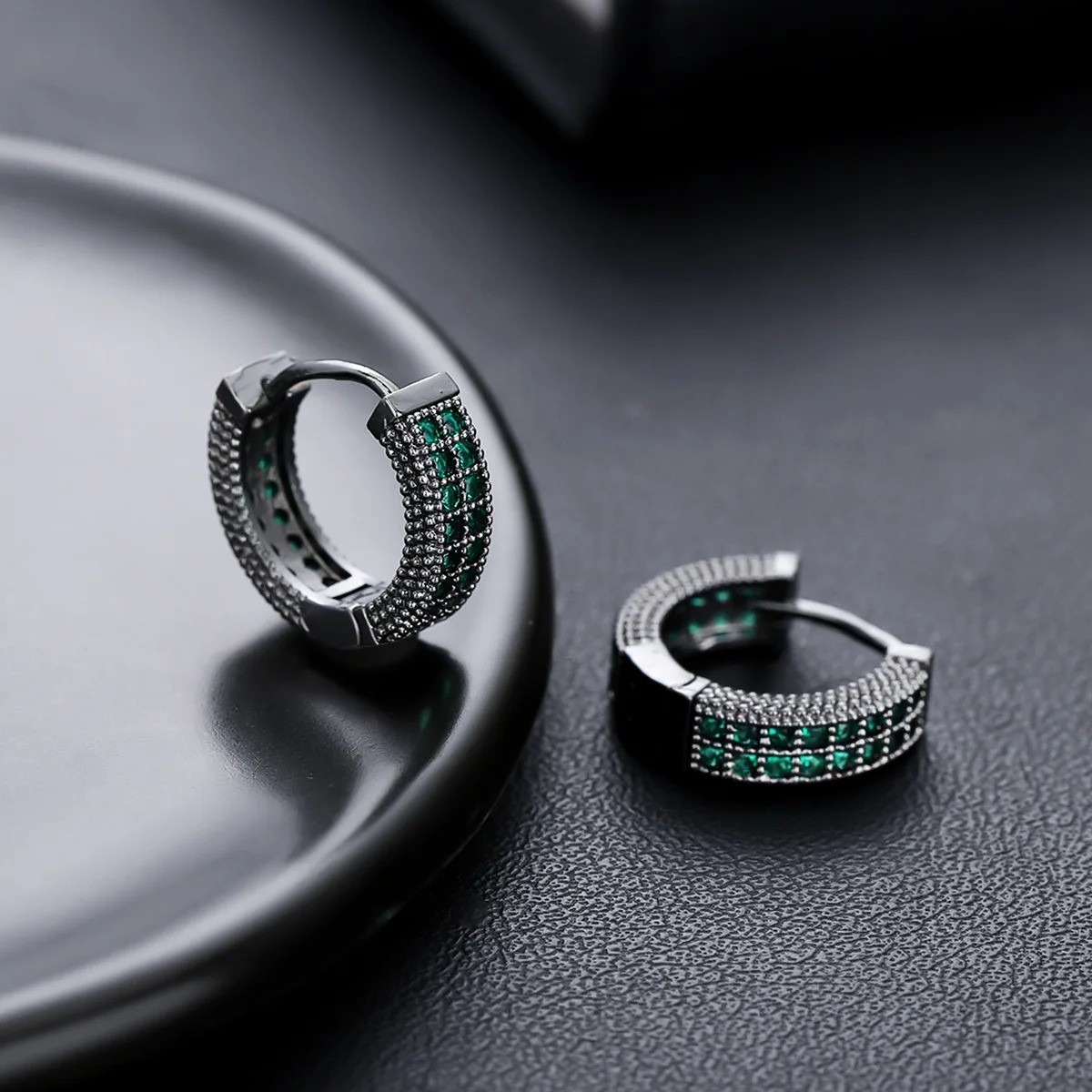 Pendientes aretes con simulado de diamantes chapados en oro para hombres