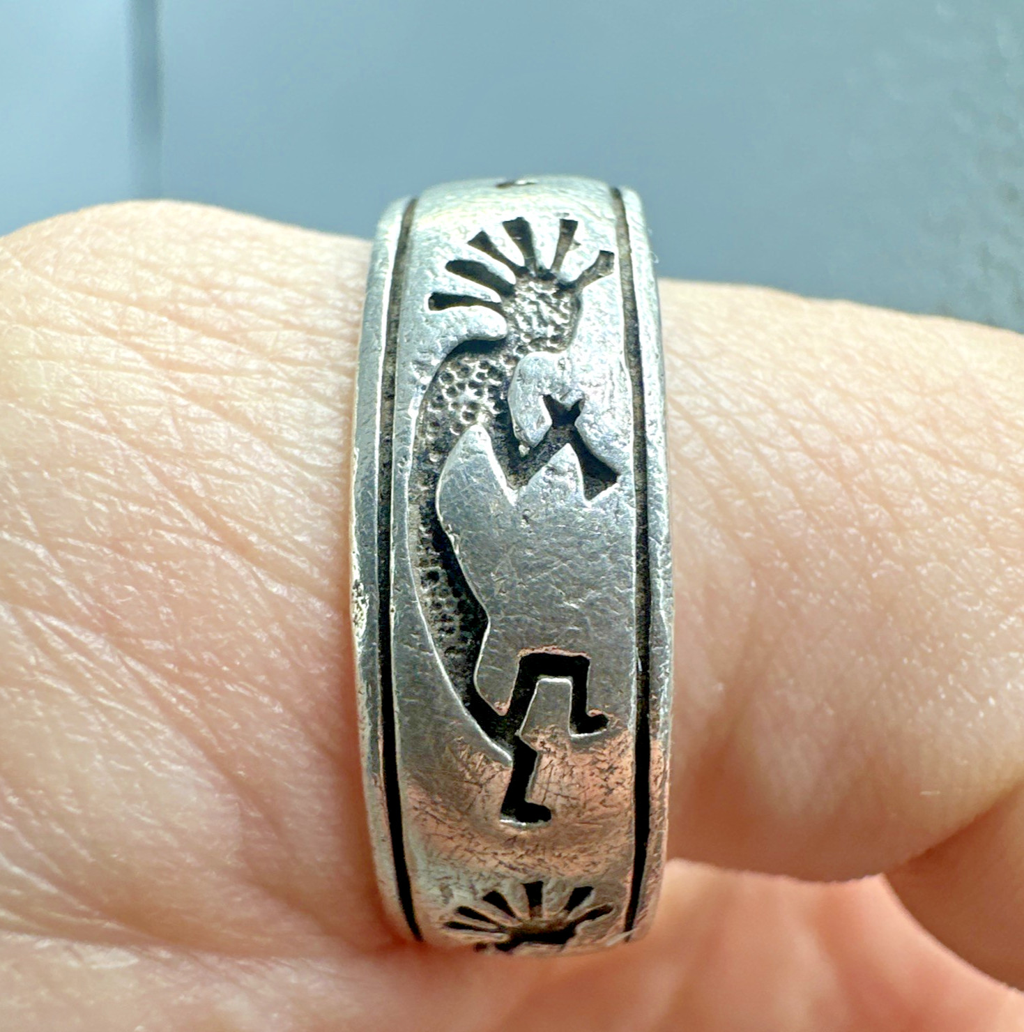 Peter Stone Sterling Silver 7.5mm Carved Kokopelli Rimmed Band Ring 925 Sz: 12.5