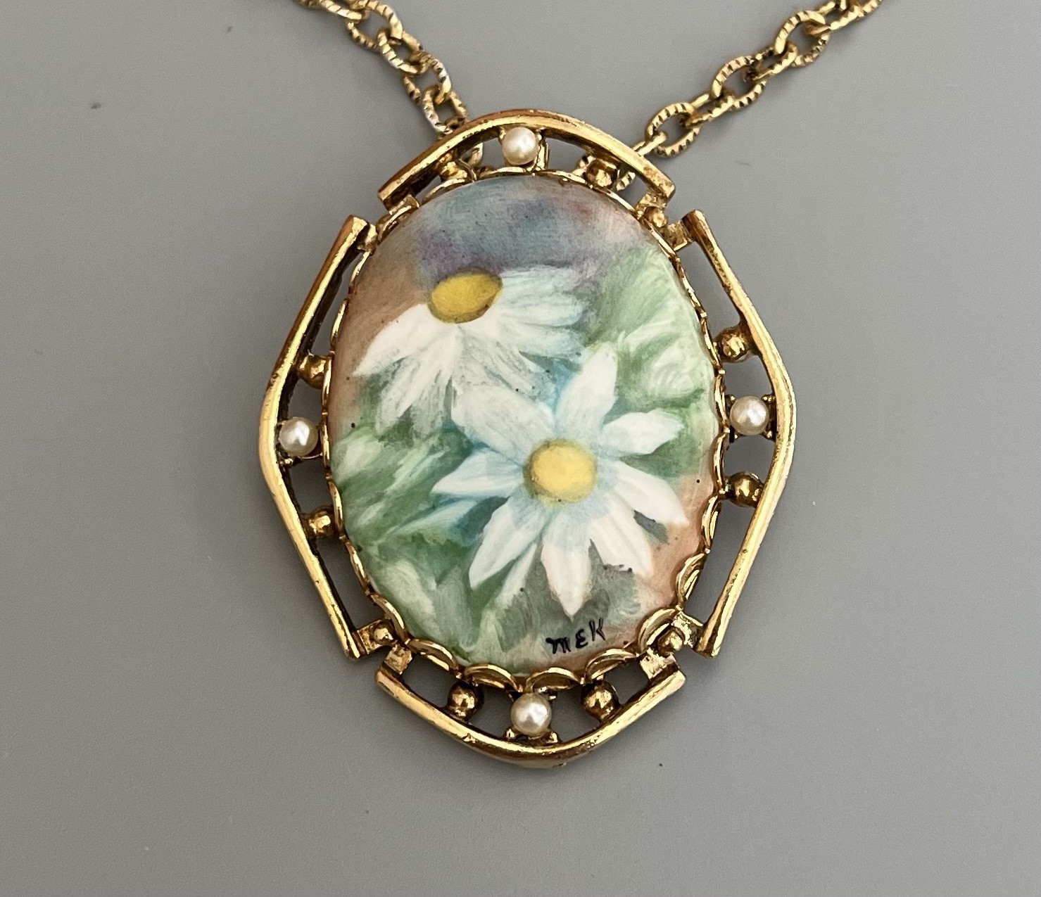 VTG Hand Painted Porcelain Daisy Cameo Brooch Pendant Necklace Gold Tone Oval 2”