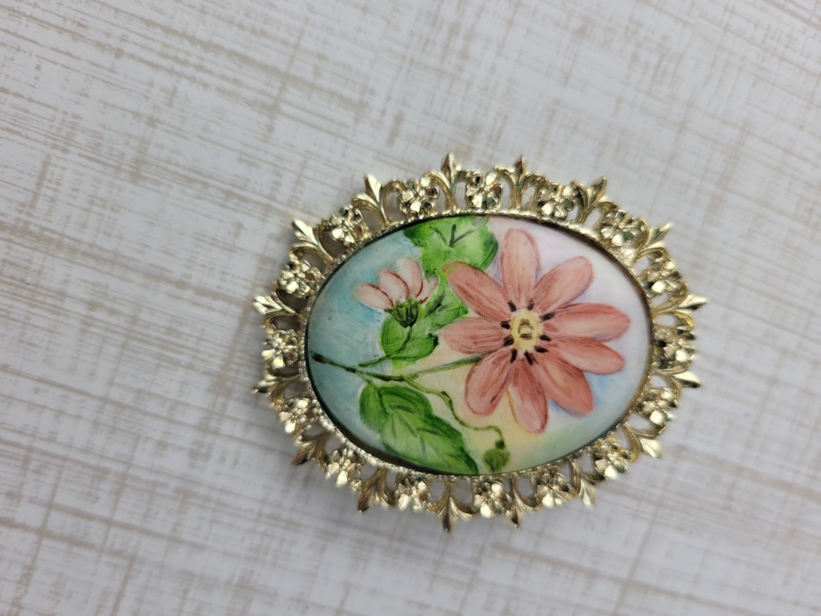 Vintage Hand Painted Floral Flower Cosmos Daisy Gold Tone Cameo Style Brooch