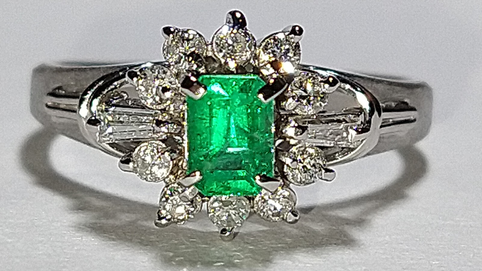 Solid platinum 0.57 carat natural emerald diamond ring 4.05 grams sz 4.75 pt900