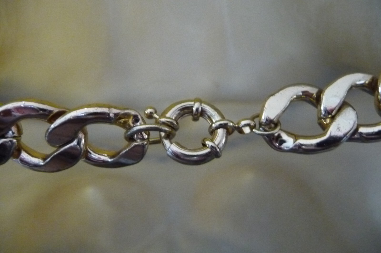 A#918X vtg NECKLACE 9″L HEAVY GOLD TONE LINKS 1/2″ W