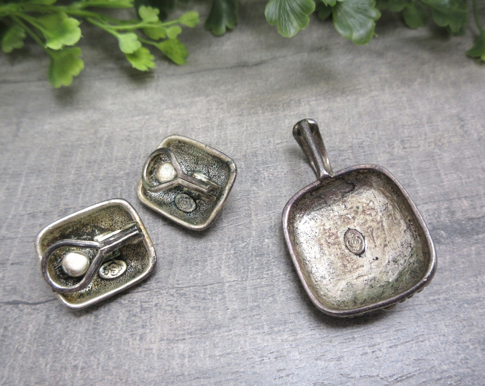 Premier Designs Jewelry Set Pendant & Clip Earrings Silver Blue Oval Tigers Eye