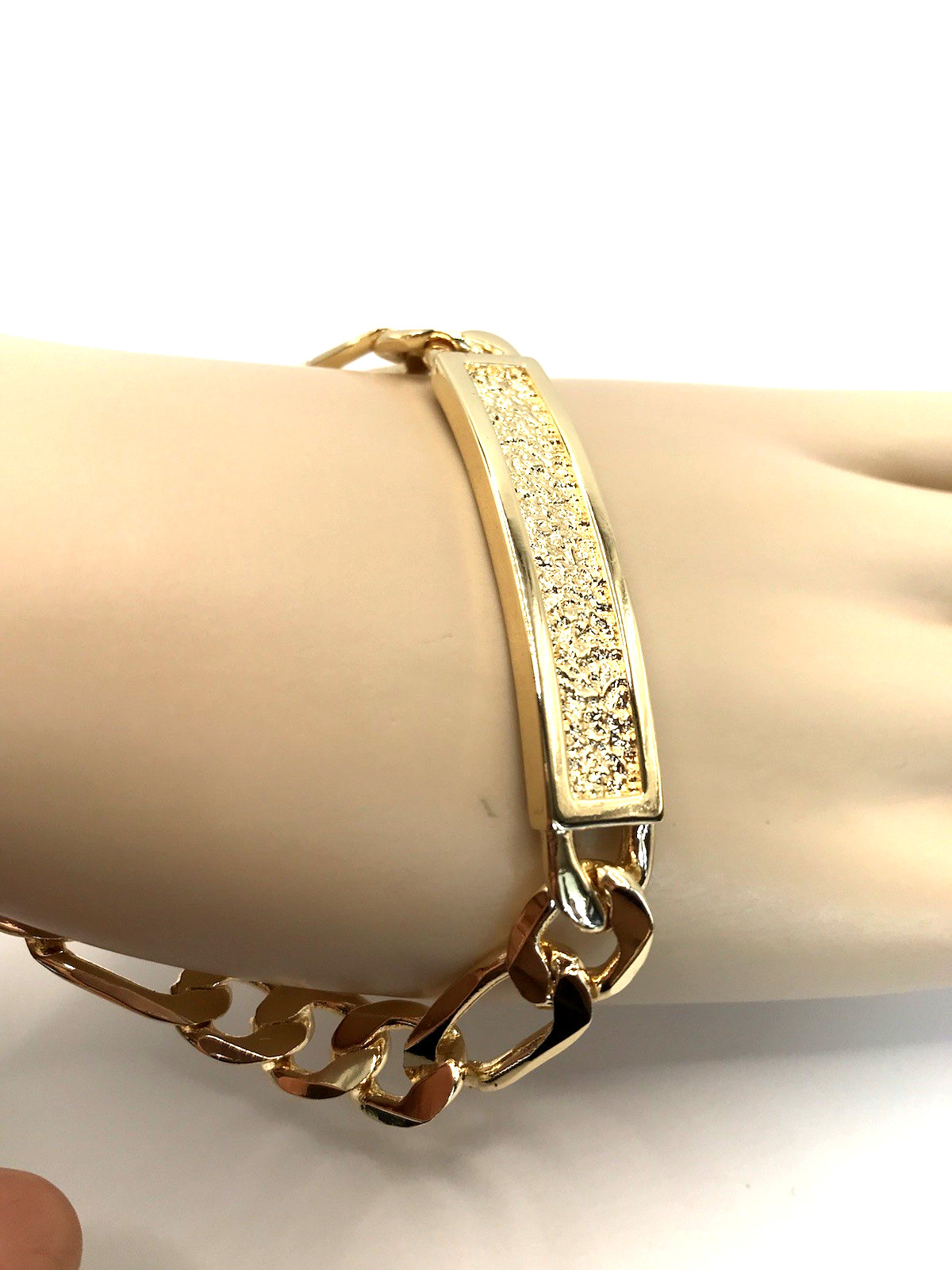 Men 14K Gold Plated Figaro Chain Bracelet. 9in Oro Laminado de Placa