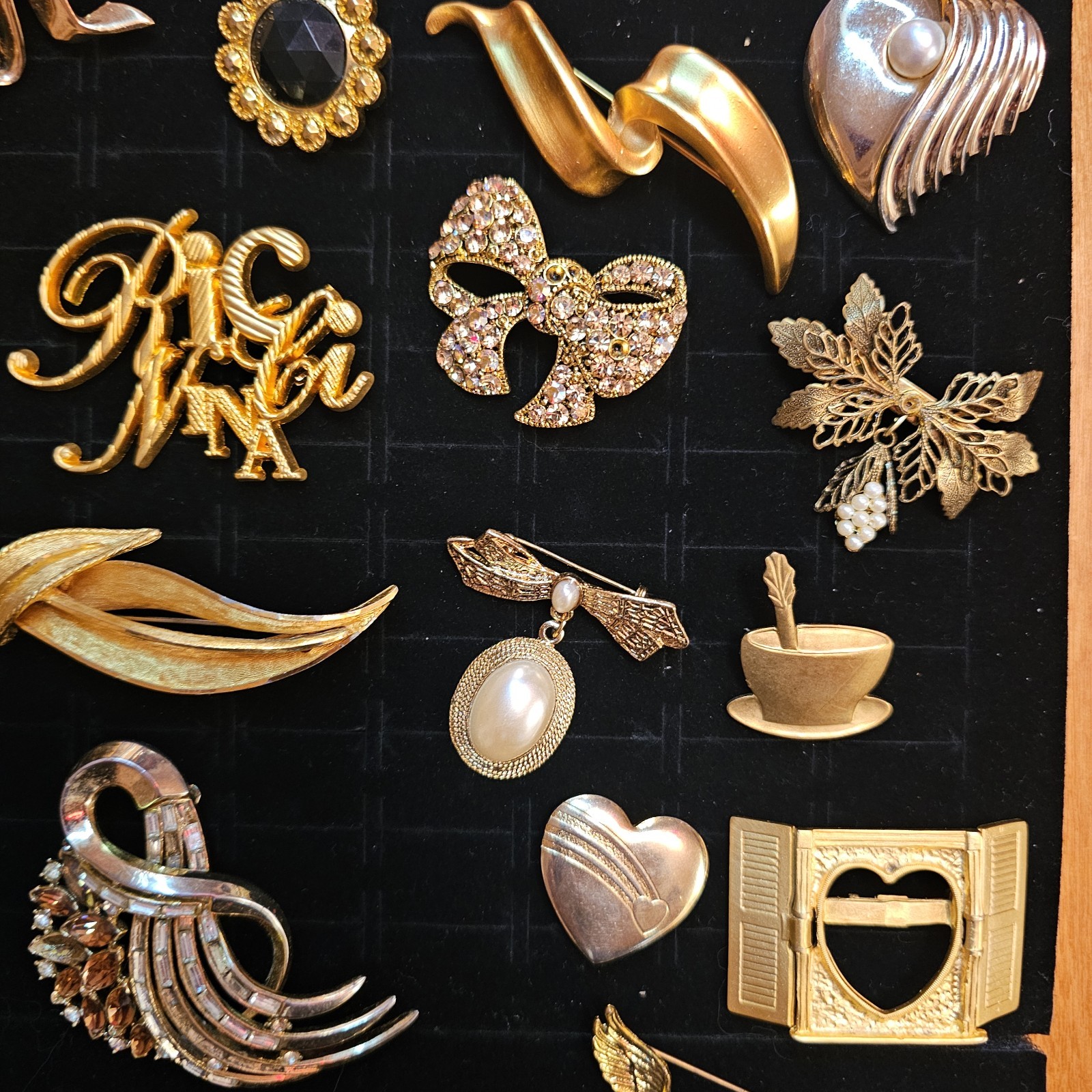 Vintage Brooch Pins Lot 30 Unbranded/Trifari/Dubarry/Ricci/J. Lee/Boucher B84