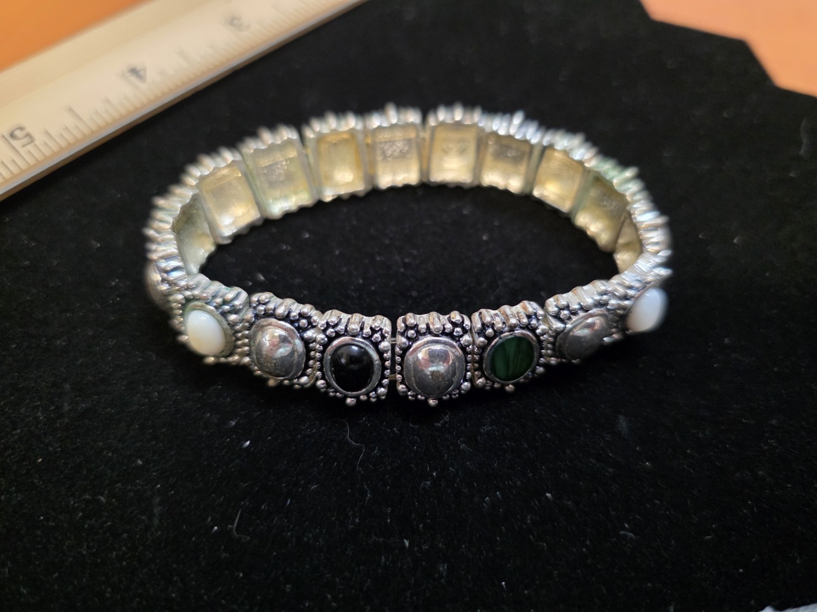 BEAUTIFUL SILVER BLACK GREEN ‘CABOCHON’ STRETCH BRACELET