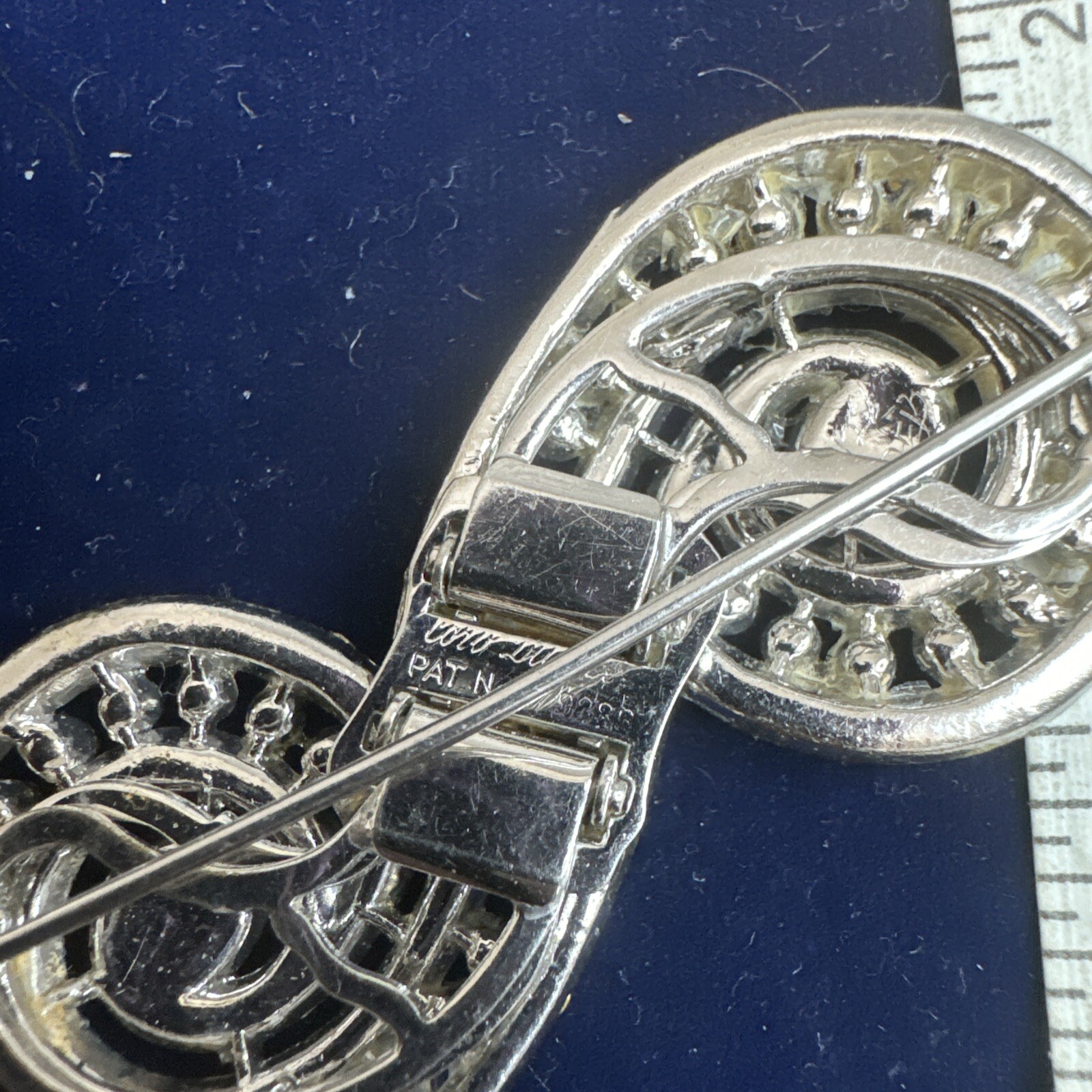 coro duette Gorgeous Swirl Brooch Fur Dress Clip Silver Tone Clear Rhinestones