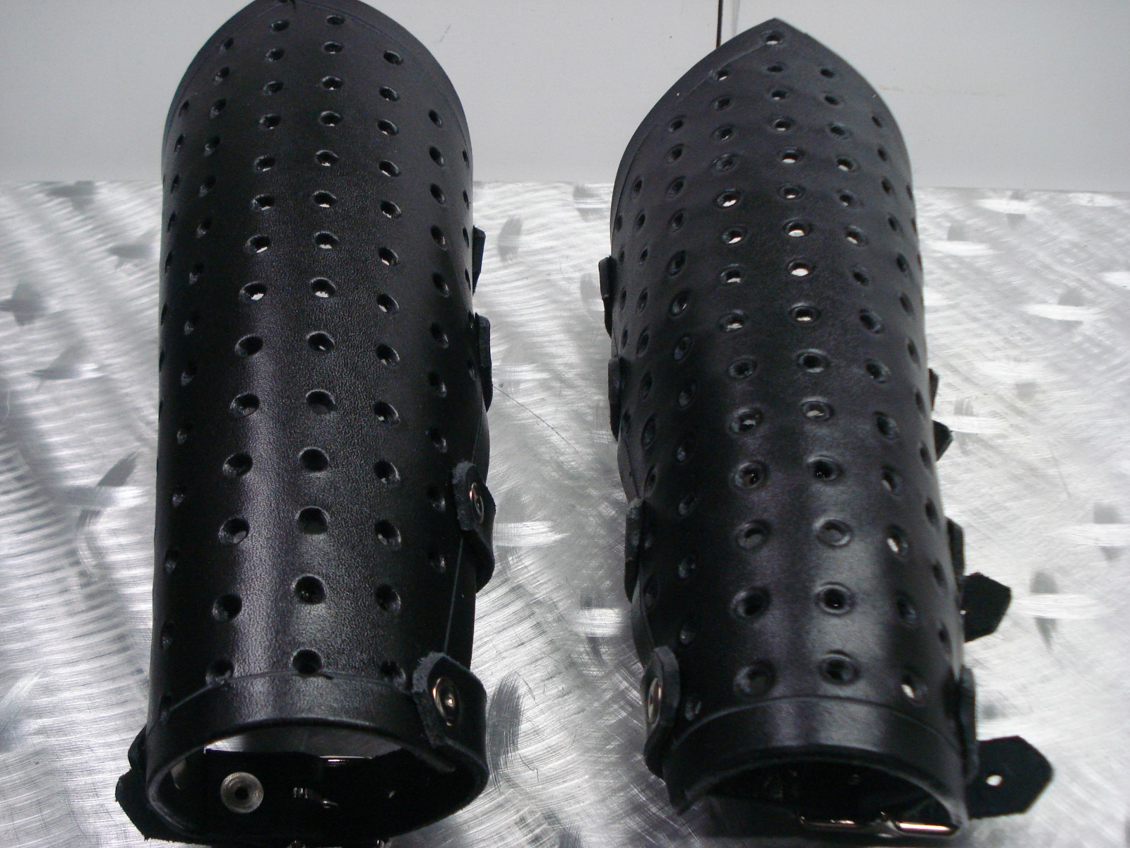 LEATHER PRE-PUNCHED UNISEX LEATHER GAUNTLET.BLACK METAL.(MDLUG0347)……FINLAND