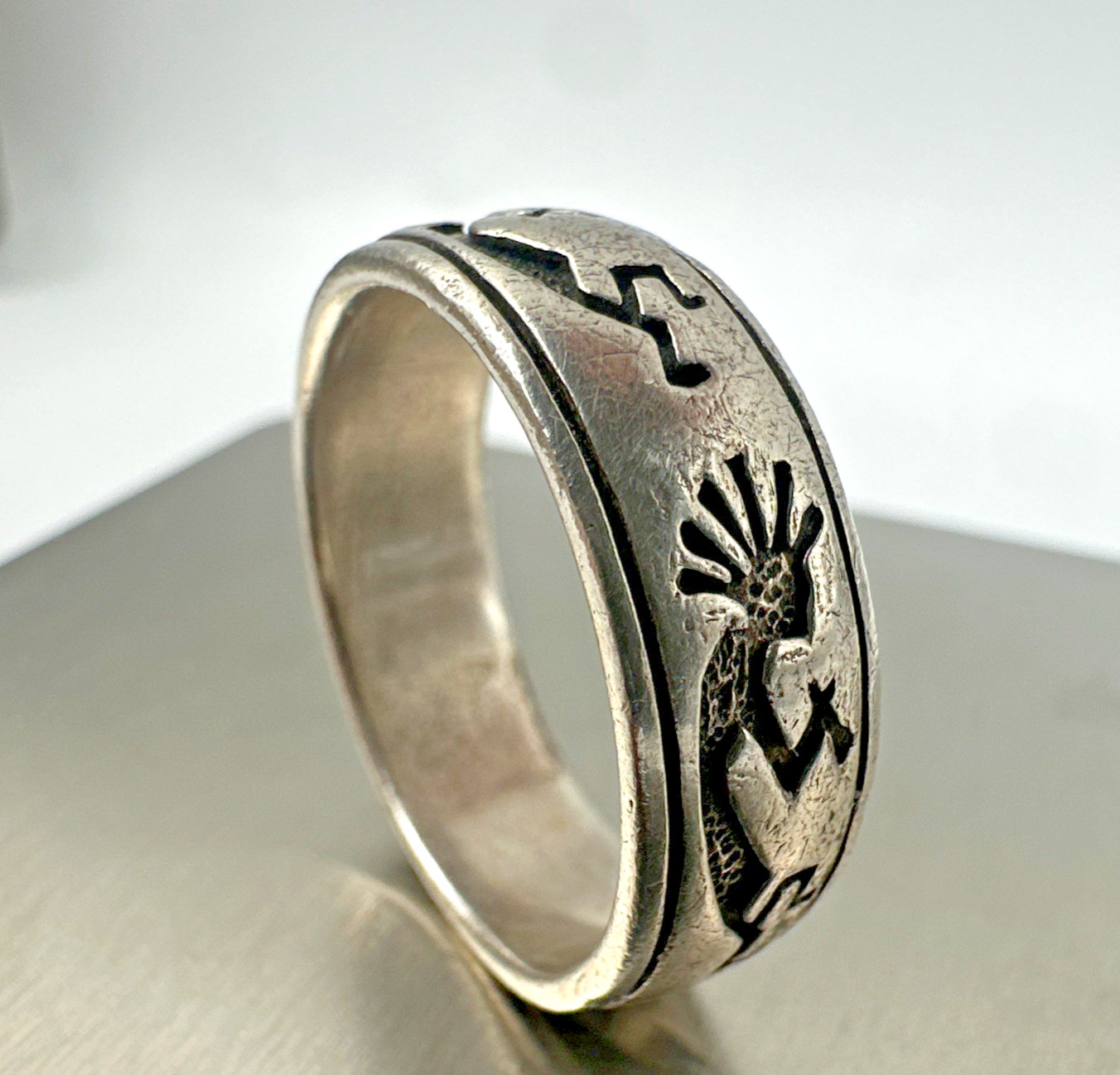 Peter Stone Sterling Silver 7.5mm Carved Kokopelli Rimmed Band Ring 925 Sz: 12.5