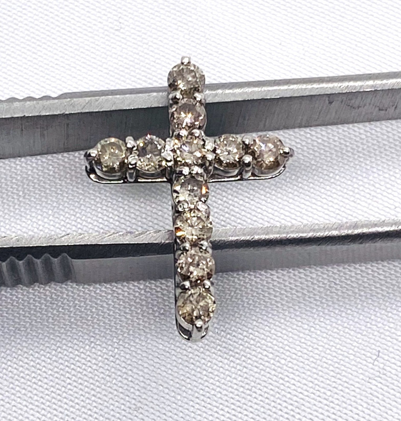 Platinum 900 11 Diamond Cross 21 x 15.1mm