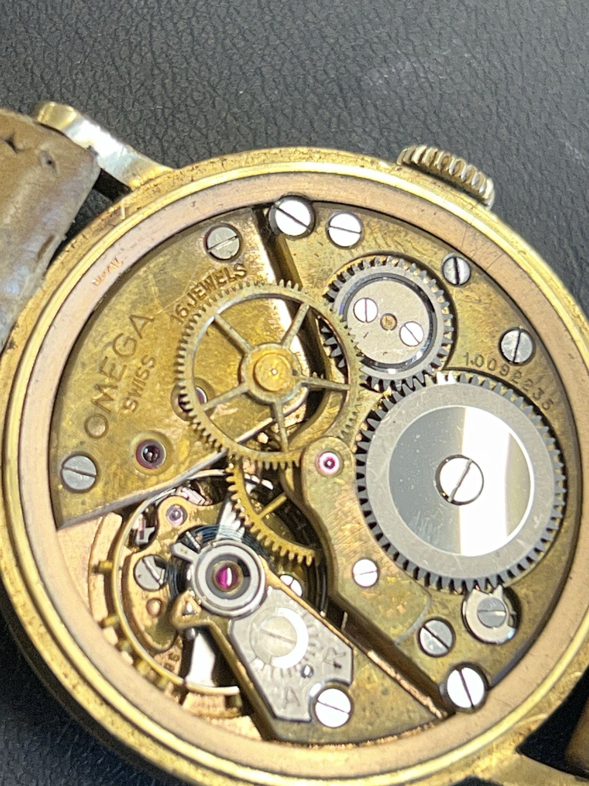 1944 Omega Chronometer ref. 2367 – 18K Gold – Pie Pan Dial – 35.4 mm – Working