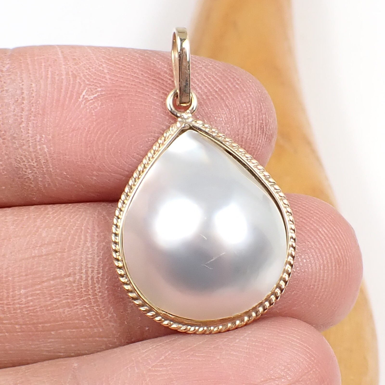 Teardrop 20x16mm Australian Mabe Pearl Bezel Pendant 375 9k Yellow Gold, MPP99