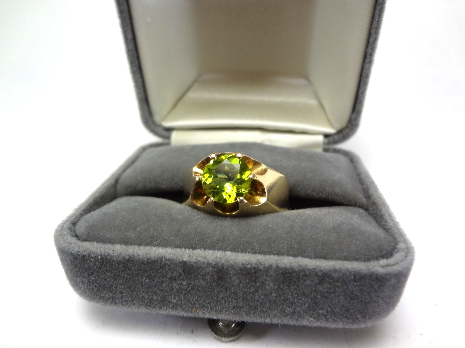 10K SOLID GOLD- PERIDOT IN A BELCHER STYLE RING – 7.30 GRAMS – SIZE 11.5 – F91