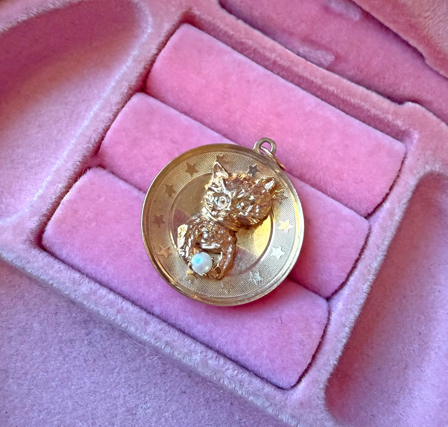 VTG ESTATE 14K Solid Gold Yellow Gold Cat With Pearl On Round Disc Charm 4 Grams