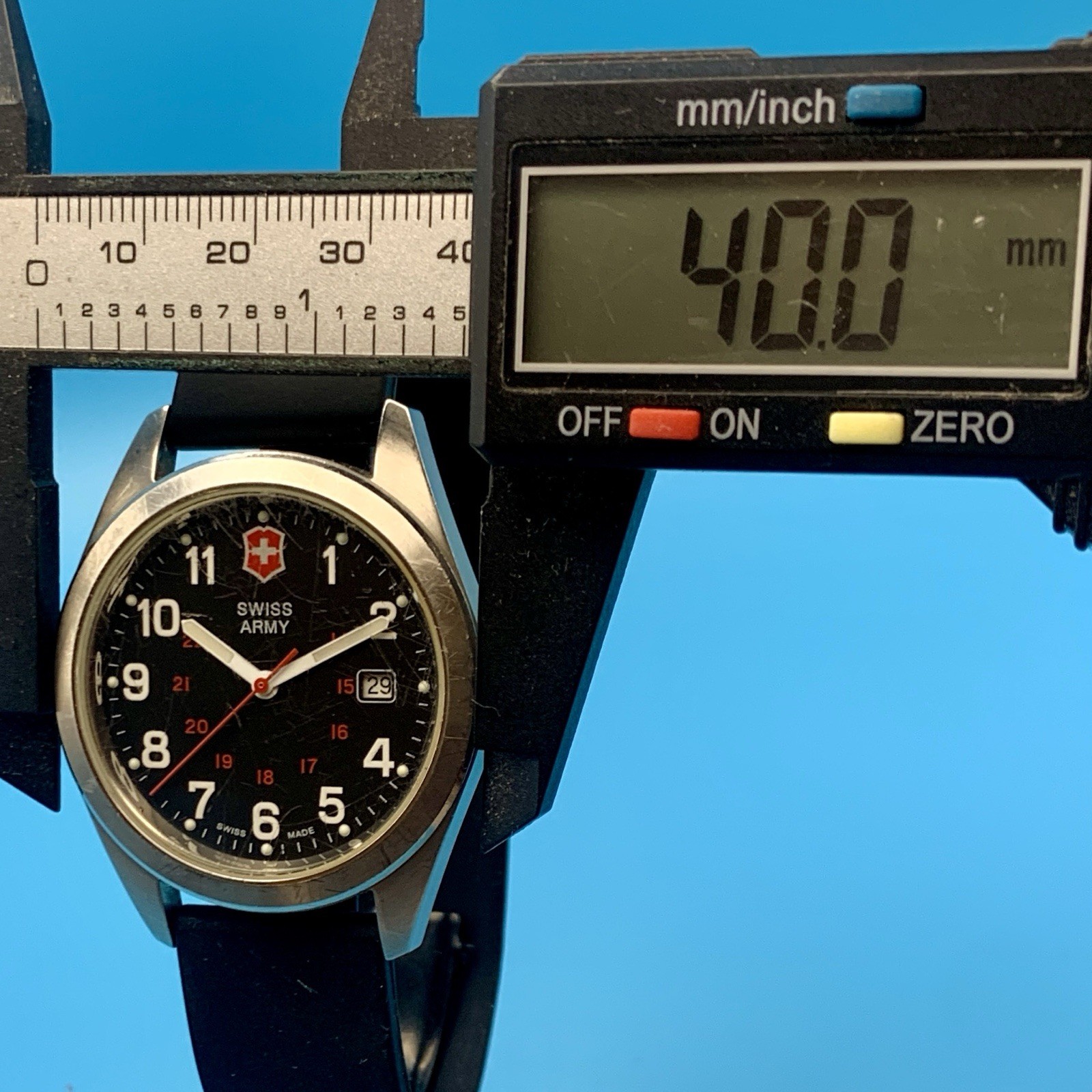VICTORINOX SWISS ARMY GARRISON Men’s Swiss Field Wristwatch Works New Batt/Strap