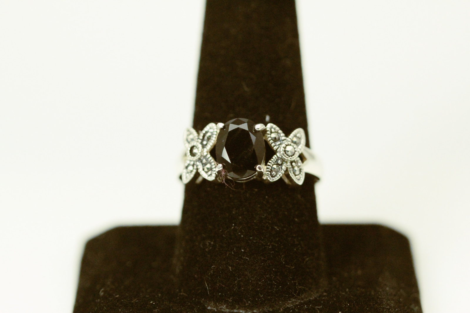 925 Sterling Silver Oval Black Stone With Marcasite Accents 4.3 Grams (RIN8399)