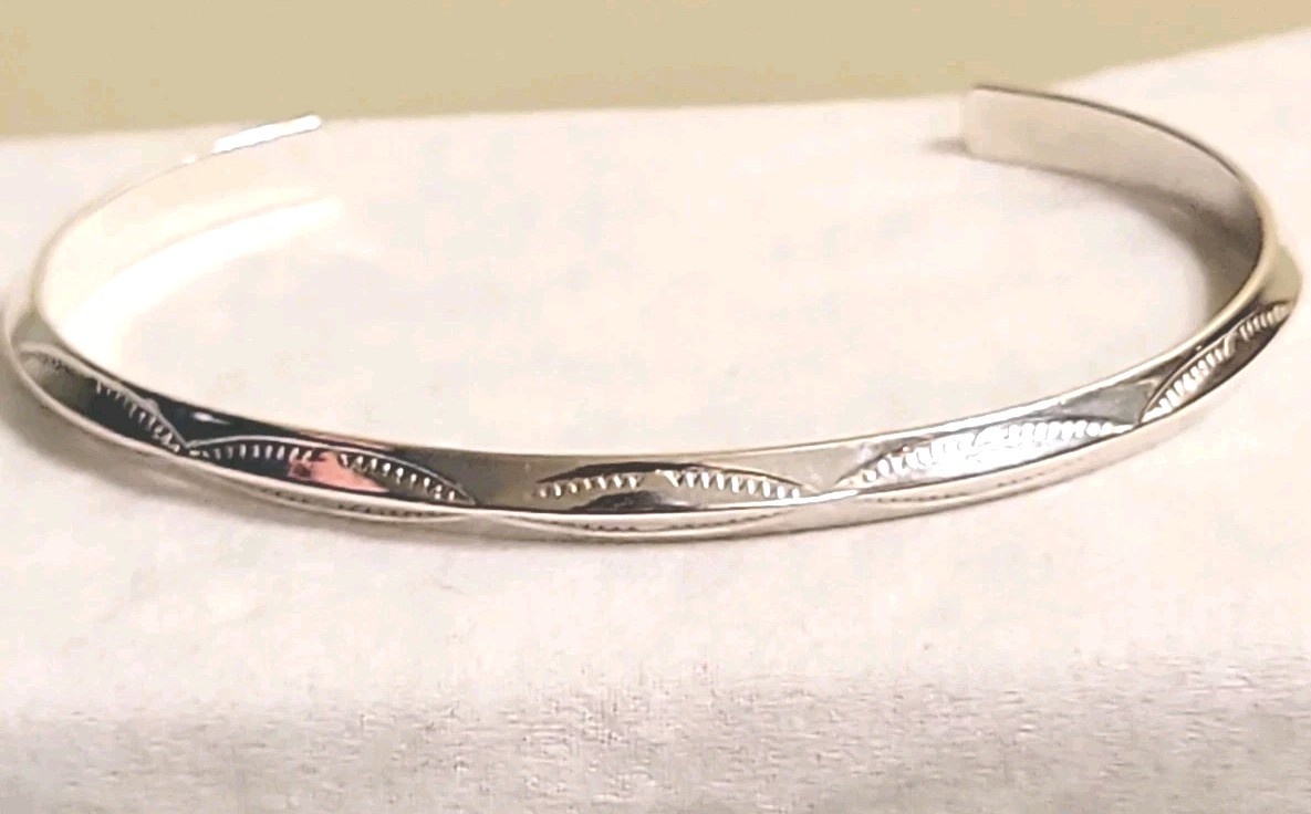 Vintage NAVAJO Sterling Silver Hand Stamped Carinated Cuff Bracelet 9 Grams
