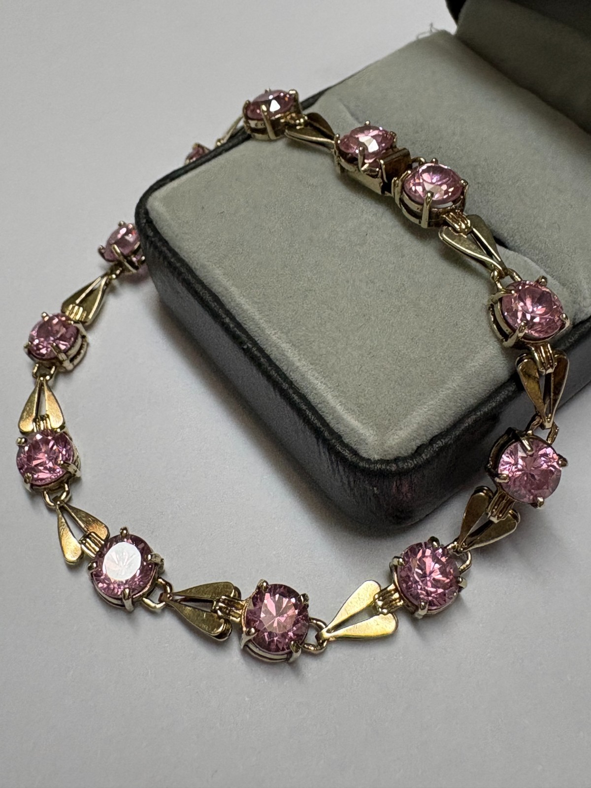 LADIES VINTAGE 10K GOLD PINK ICE STONE BRACELET. 7 1/2 INCHES 11.7 GRAMS
