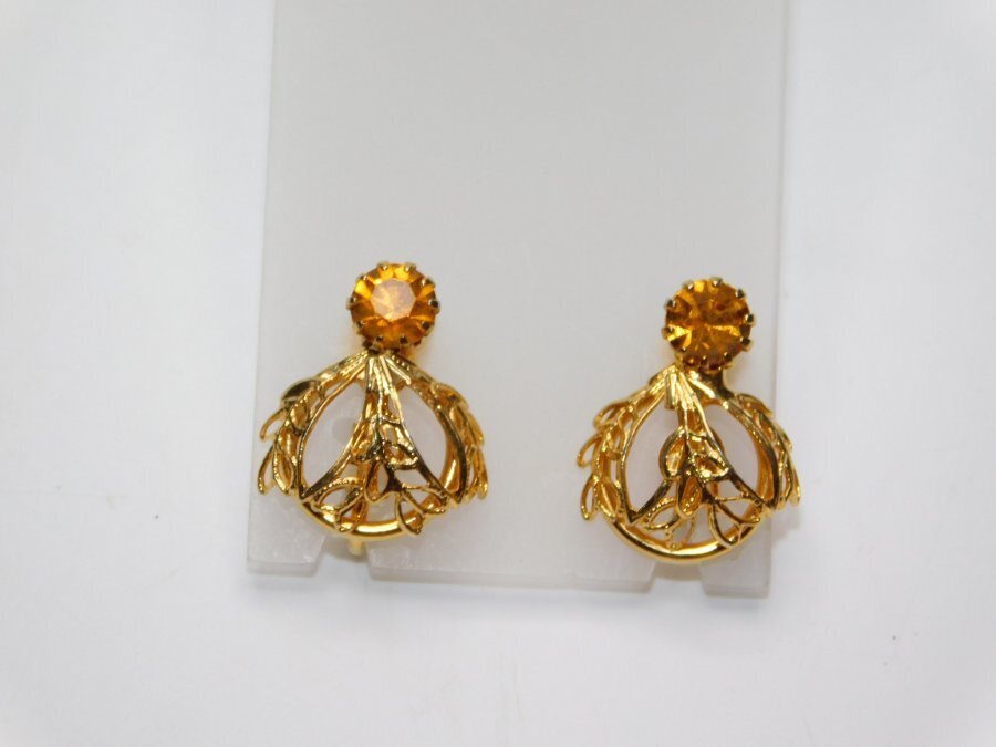 B13-VINTAGE CLIP EARRINGS~GOLD TONE/FILIGREE~AMBER PRONG SET STONE~1/2″