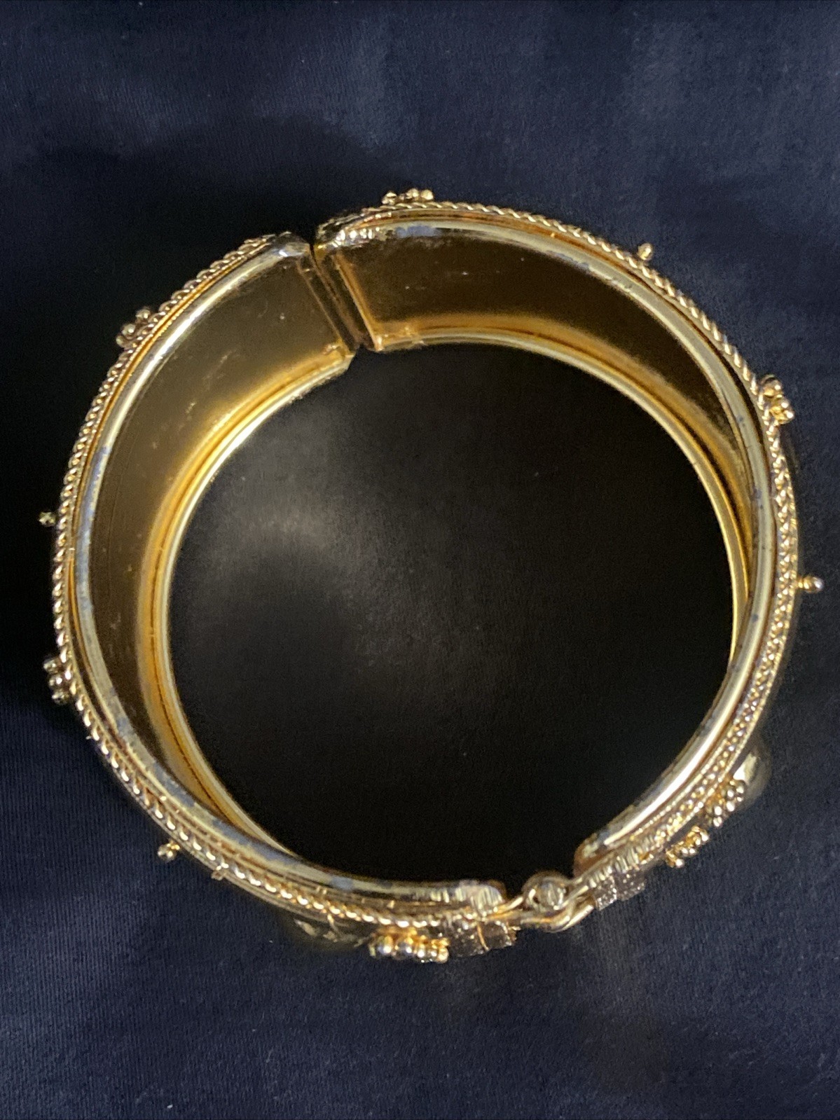 Vtg Heavy Etruscan Revival Gold Tone Hinged Bracelet Granulation Filigree EUC