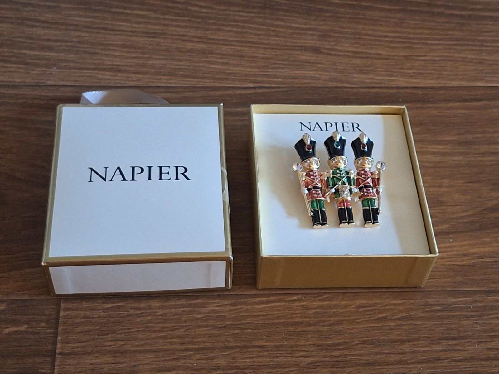 New in Box Napier Gold Tone Nutcrackers Holiday Christmas Pin!! 2 1/8″ L!!