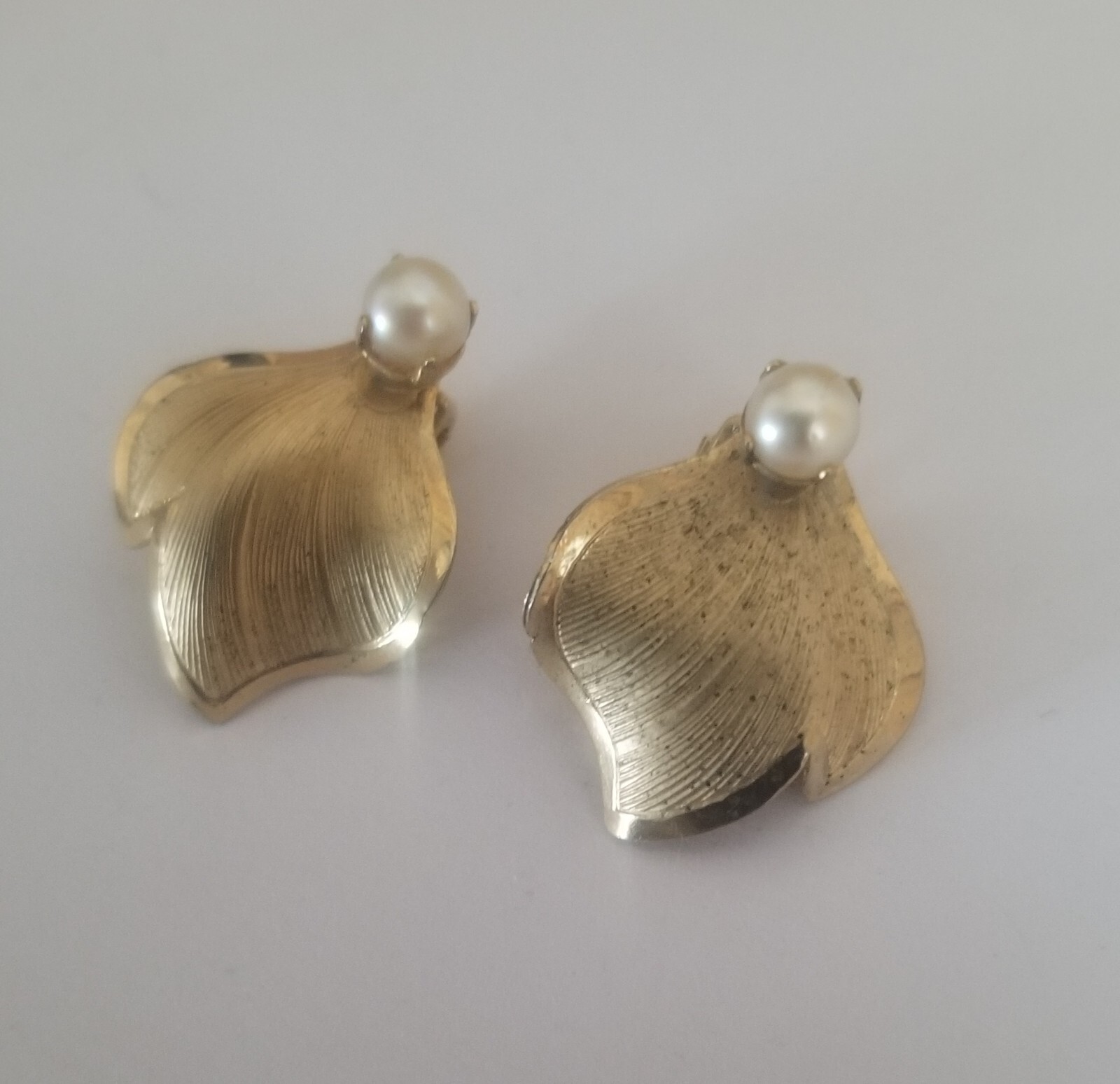 Vintage Stamped IPS 12k GF Natural Pearl Curvy Leaf Clip On Earrings
