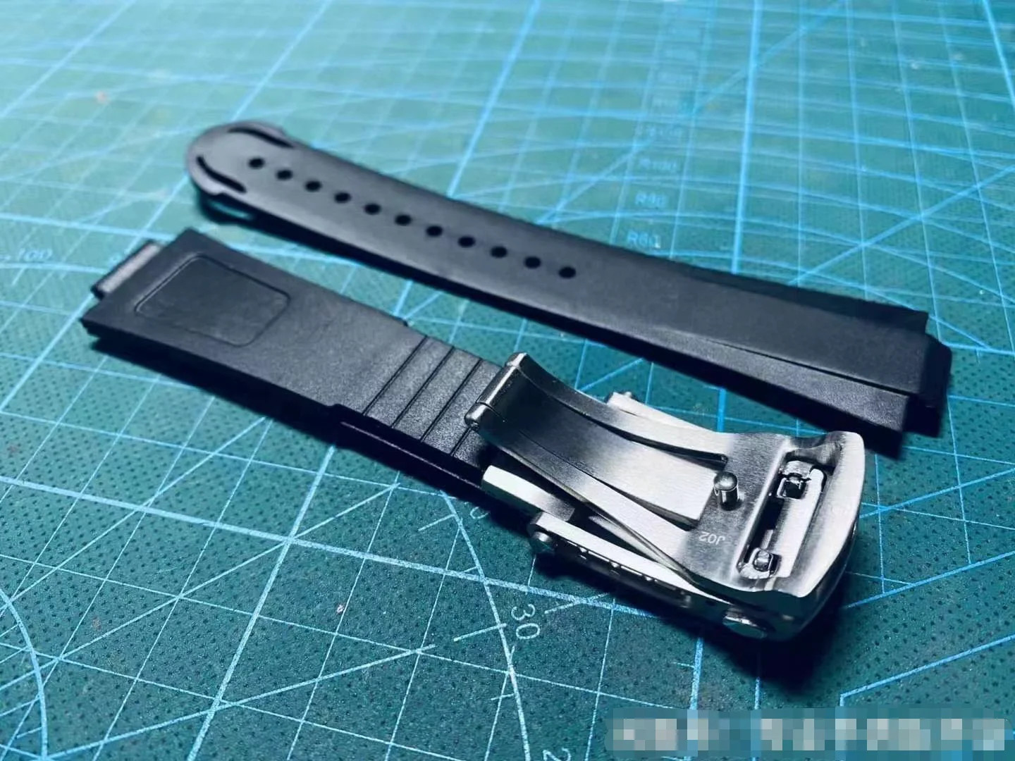 24x12mm FKM Fluoro Rubber Convex Strap Watchband For Oris Aquis 7730 7740 43mm
